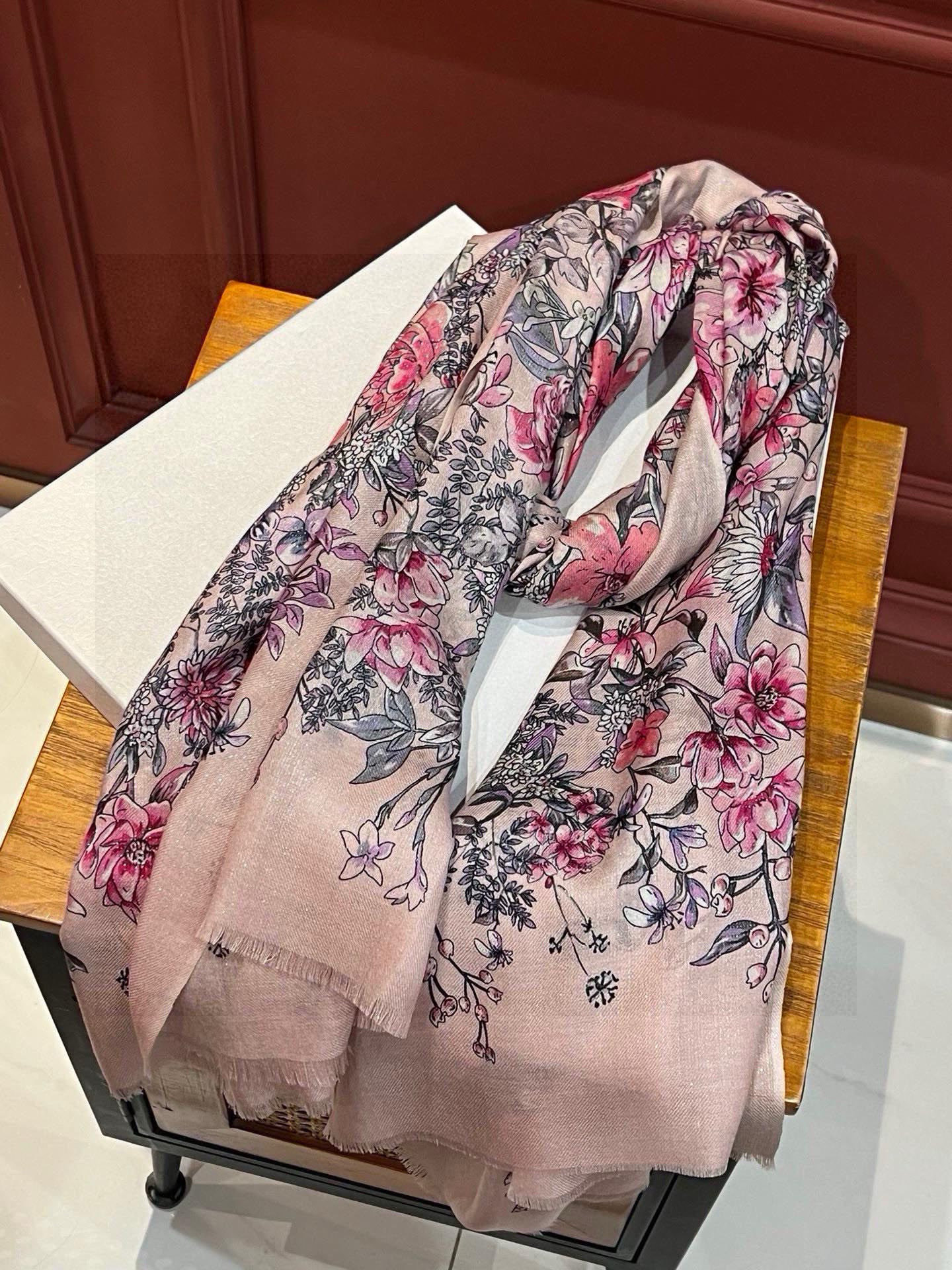 会发光发亮的围巾💃🏻💃🏻D家【D花香明媚】‼️抢‼️VIP推荐 ‼️👍下手一定要快【高端 大爱 ‼️纯羊