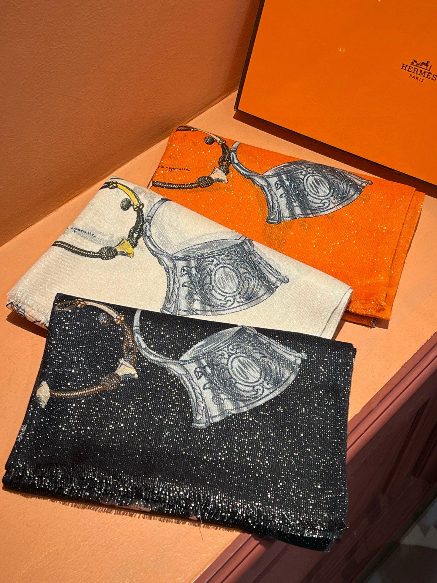 会发光发亮的围巾 新款🆕🏇🏇买了都说好看‼️推荐💕顶级工艺超值‼️爱马仕专柜爆款🎁💟立体呈现图案纹路实物