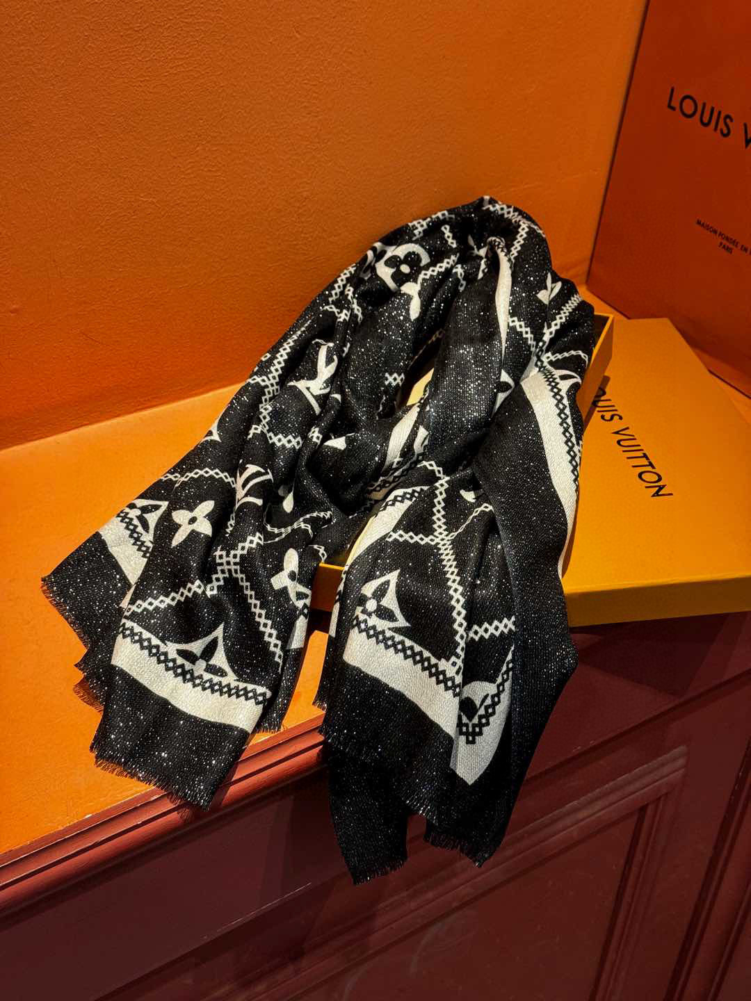 【会发光发亮的围巾】LV银丝羊绒材质❗️轻奢感十足👸 🌺专柜新款🌟面料追求造型，手感挺括，高端设计师配色
