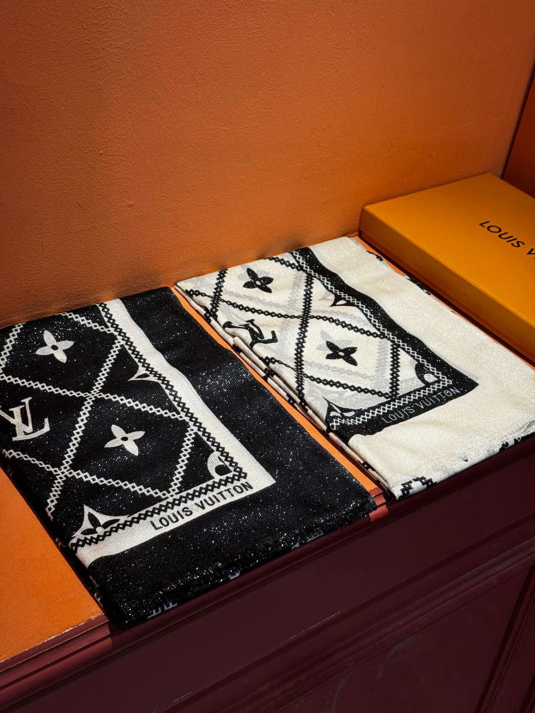 【会发光发亮的围巾】LV银丝羊绒材质❗️轻奢感十足👸 🌺专柜新款🌟面料追求造型，手感挺括，高端设计师配色