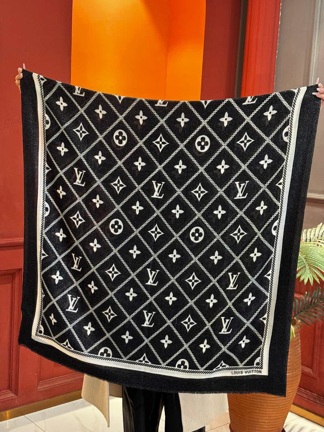 【会发光发亮的围巾】LV银丝羊绒材质❗️轻奢感十足👸 🌺专柜新款🌟面料追求造型，手感挺括，高端设计师配色