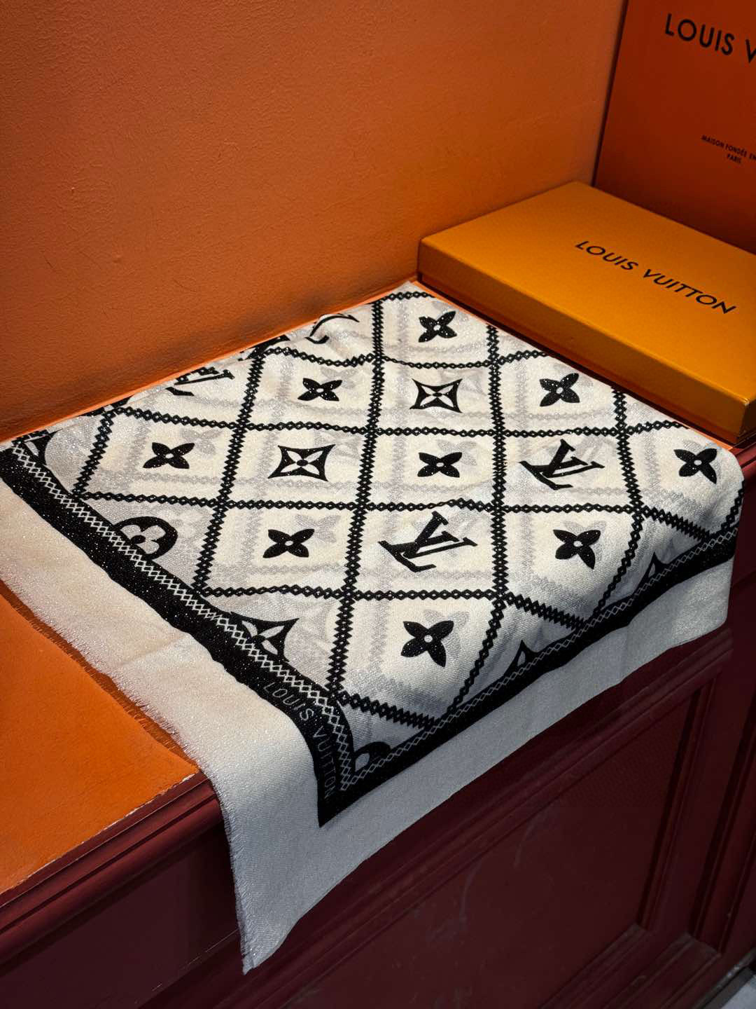 【会发光发亮的围巾】LV银丝羊绒材质❗️轻奢感十足👸 🌺专柜新款🌟面料追求造型，手感挺括，高端设计师配色