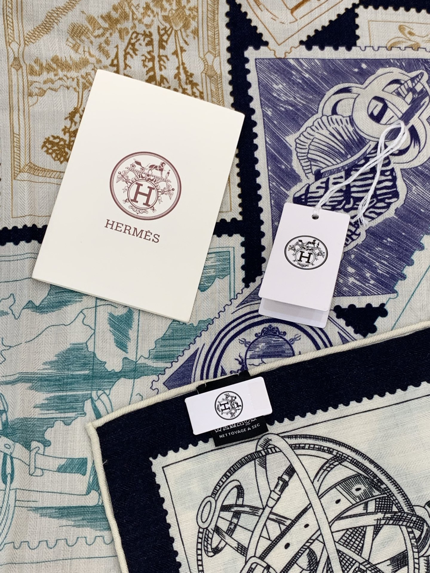 💟2025年秋冬抢先 上新💞【双面同色丝毛绒方巾】手工卷边山羊绒和真丝混纺披肩（70%山羊绒，30%桑蚕