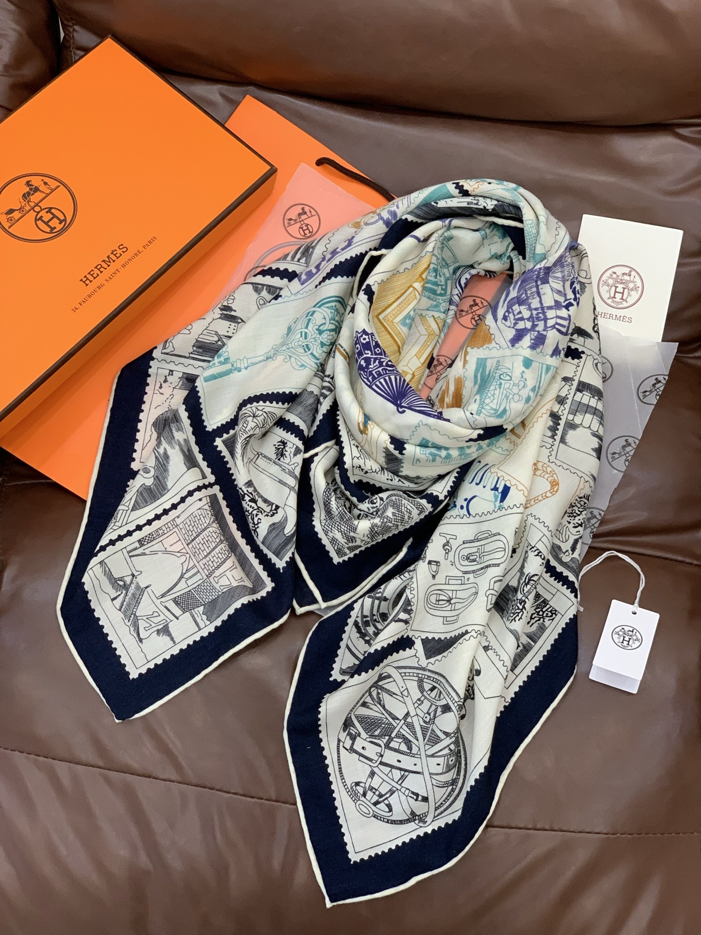 💟2025年秋冬抢先 上新💞【双面同色丝毛绒方巾】手工卷边山羊绒和真丝混纺披肩（70%山羊绒，30%桑蚕