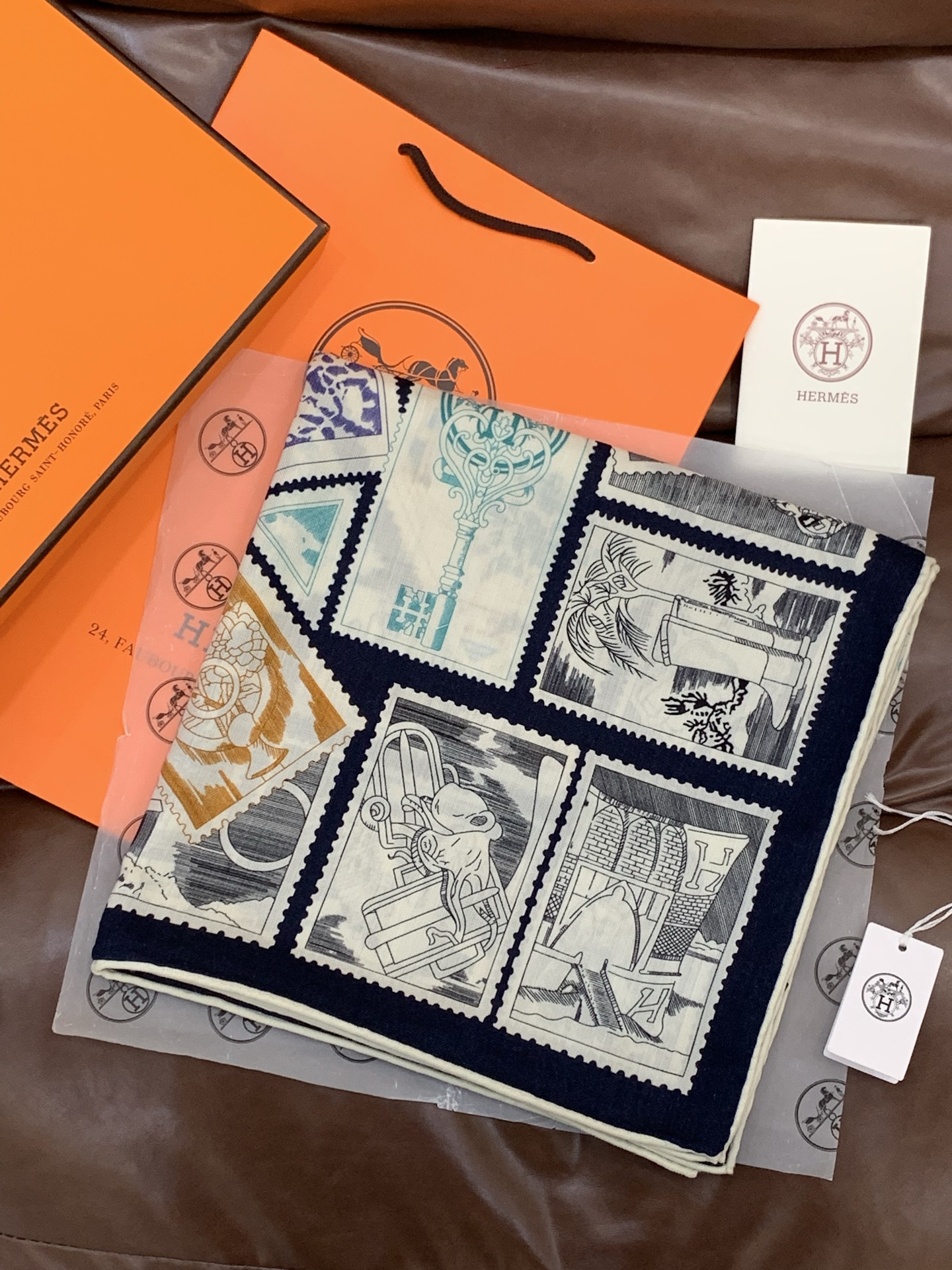 💟2025年秋冬抢先 上新💞【双面同色丝毛绒方巾】手工卷边山羊绒和真丝混纺披肩（70%山羊绒，30%桑蚕