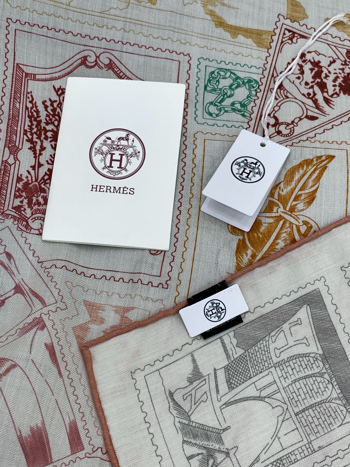 💟2025年秋冬抢先 上新💞【双面同色丝毛绒方巾】手工卷边山羊绒和真丝混纺披肩（70%山羊绒，30%桑蚕