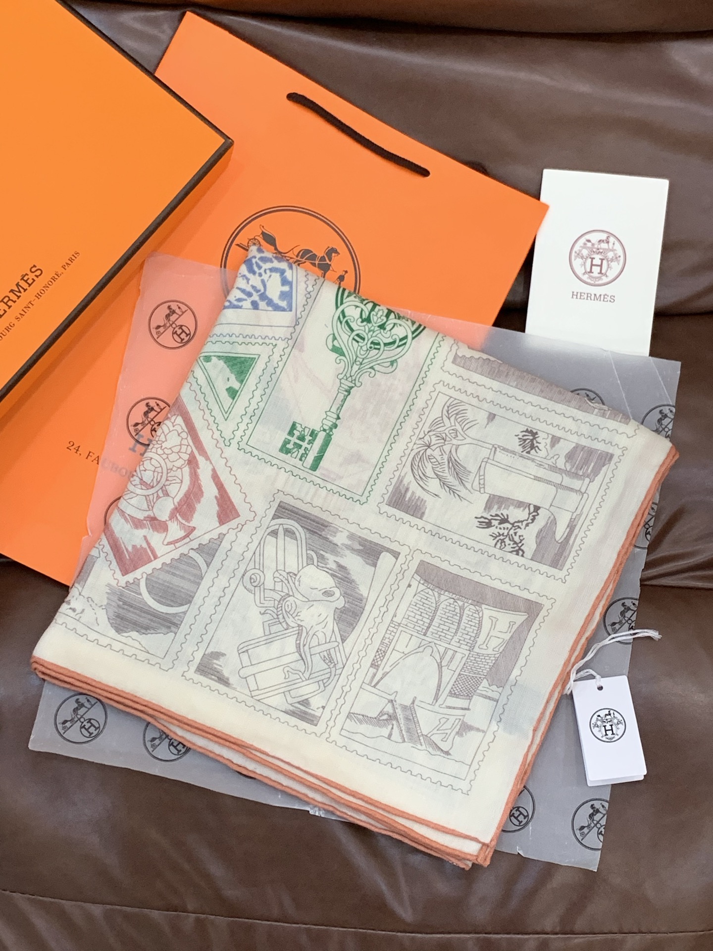 💟2025年秋冬抢先 上新💞【双面同色丝毛绒方巾】手工卷边山羊绒和真丝混纺披肩（70%山羊绒，30%桑蚕