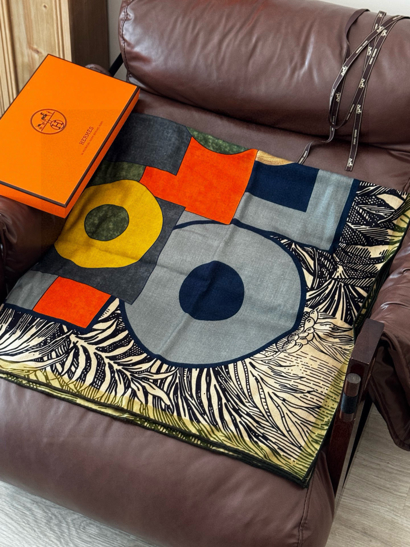 H，目前最热门的 “超现实爱马仕枢纽” 风靡全宇宙，听名字就充斥着未来空间♥️艺术品一样的存在，会绝版的