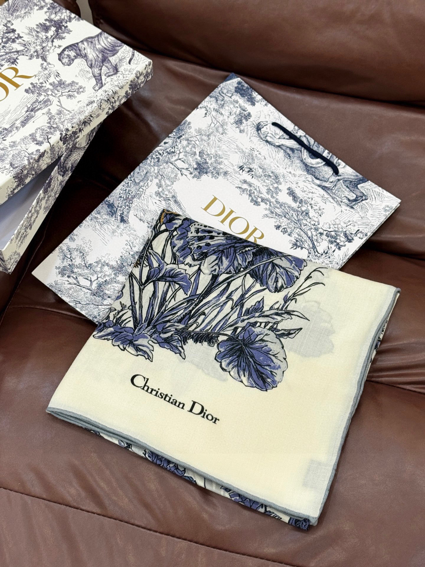 Dior 印花披肩【140顶级丝绒双面同色】Dior Camo PaPillon 图案这款披肩饰以 Di