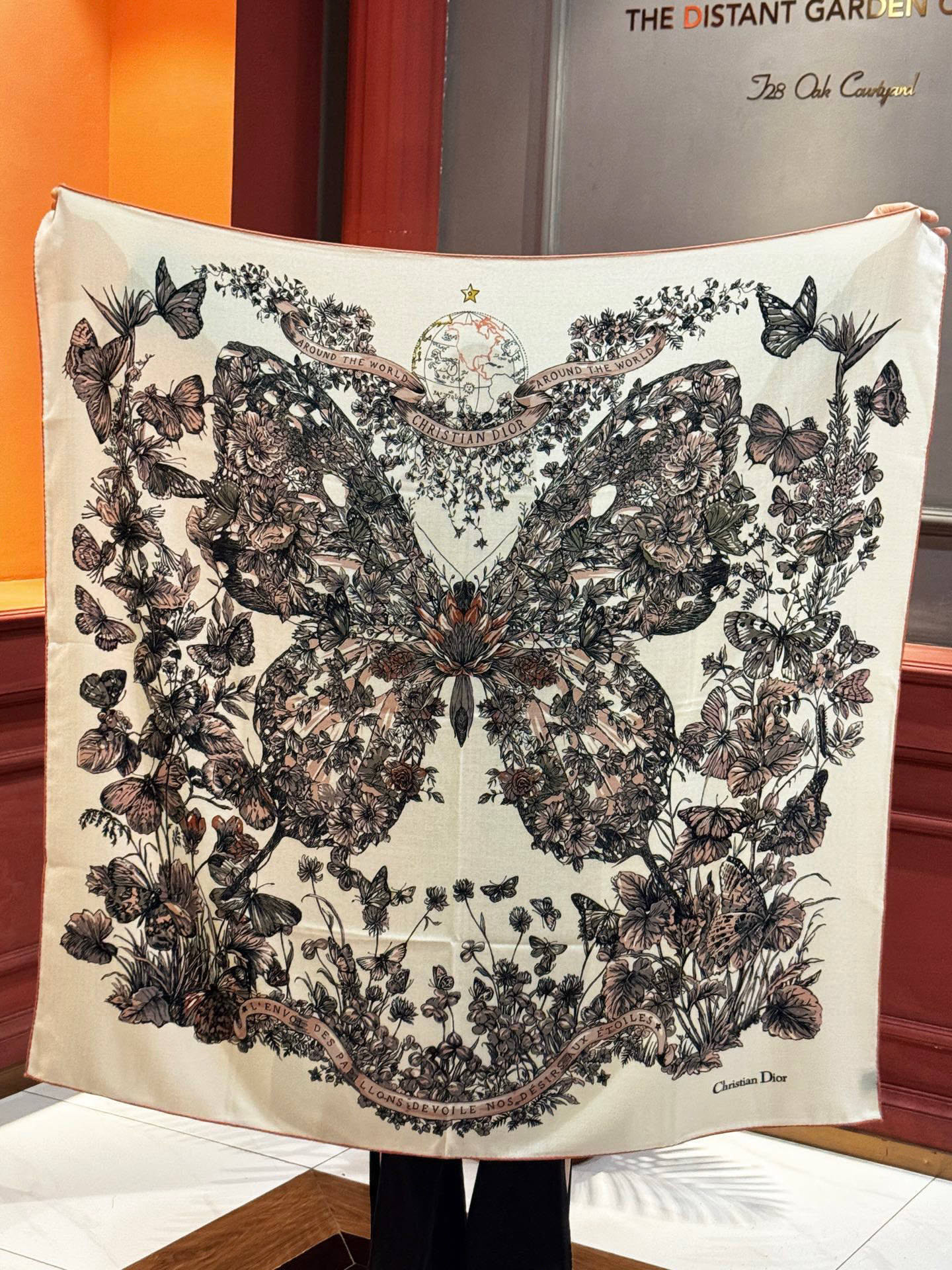 Dior 印花披肩【140顶级丝绒双面同色】Dior Camo PaPillon 图案这款披肩饰以 Di