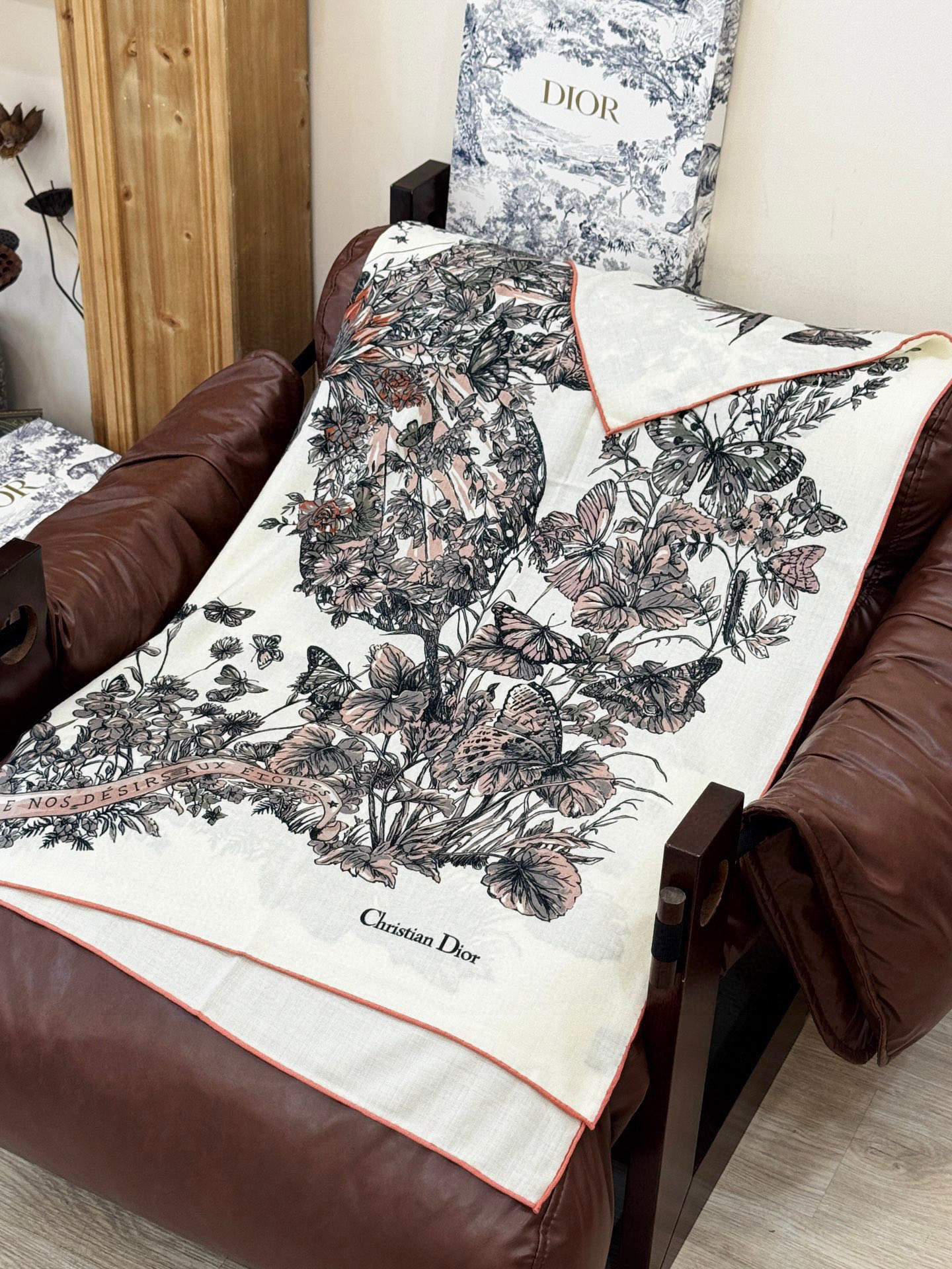 Dior 印花披肩【140顶级丝绒双面同色】Dior Camo PaPillon 图案这款披肩饰以 Di