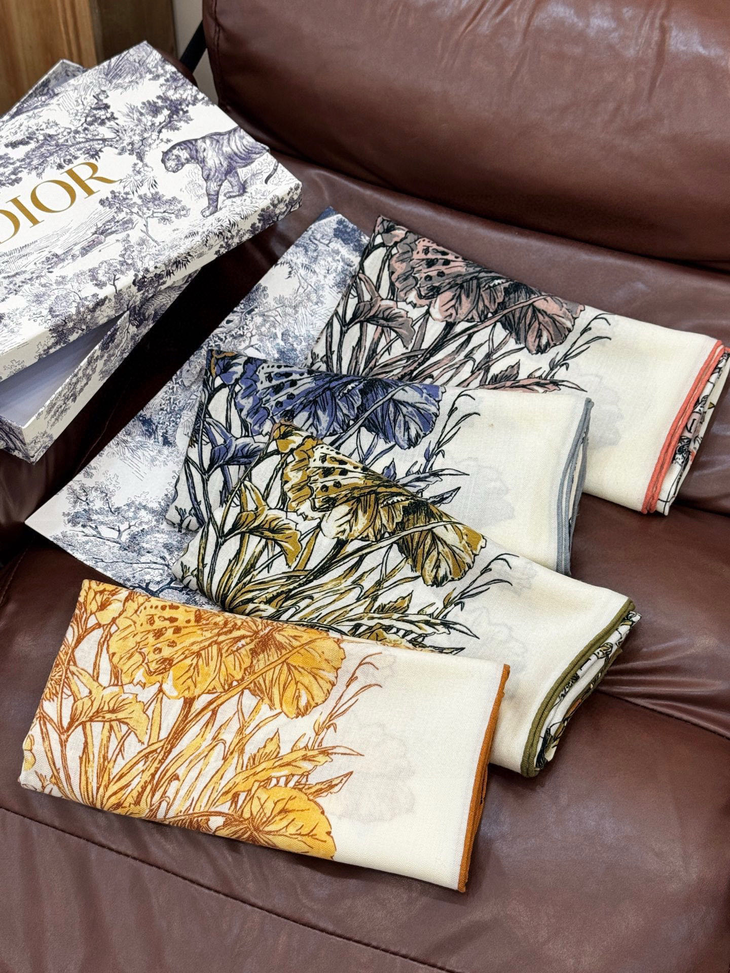 Dior 印花披肩【140顶级丝绒双面同色】Dior Camo PaPillon 图案这款披肩饰以 Di