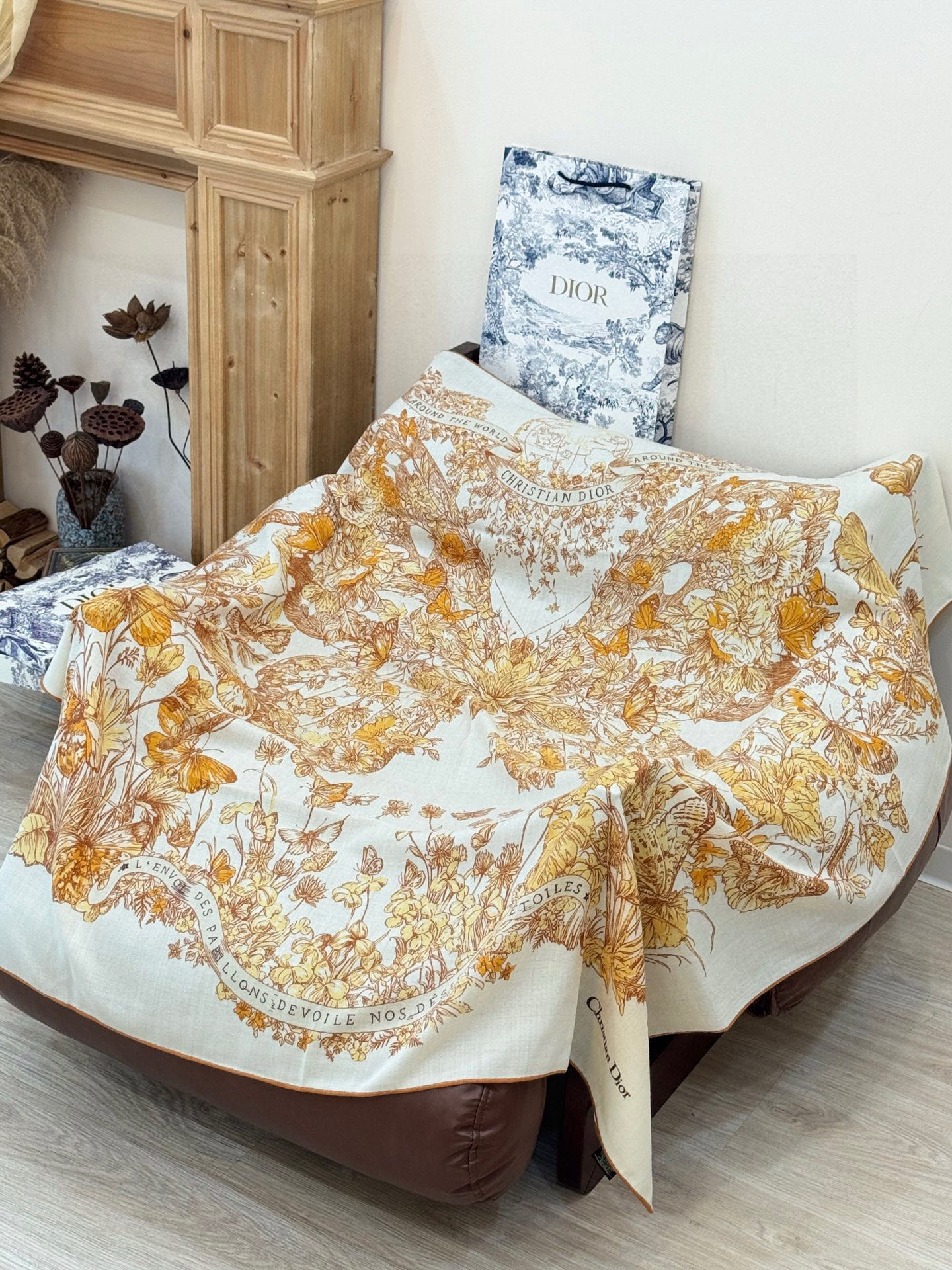 Dior 印花披肩【140顶级丝绒双面同色】Dior Camo PaPillon 图案这款披肩饰以 Di