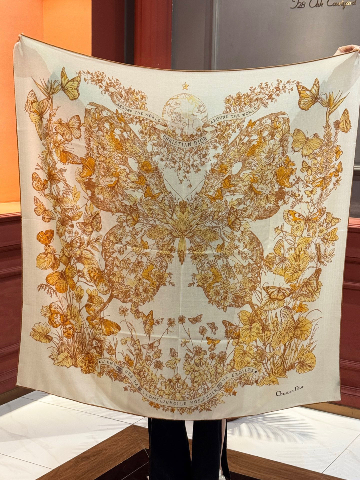 Dior 印花披肩【140顶级丝绒双面同色】Dior Camo PaPillon 图案这款披肩饰以 Di