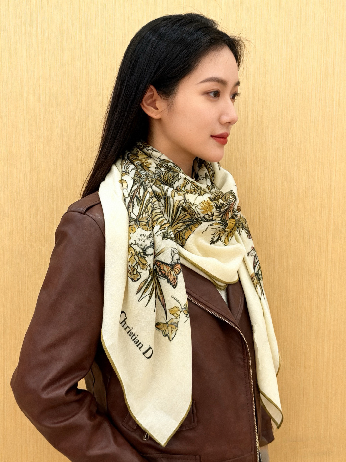 Dior 印花披肩【140顶级丝绒双面同色】Dior Camo PaPillon 图案这款披肩饰以 Di