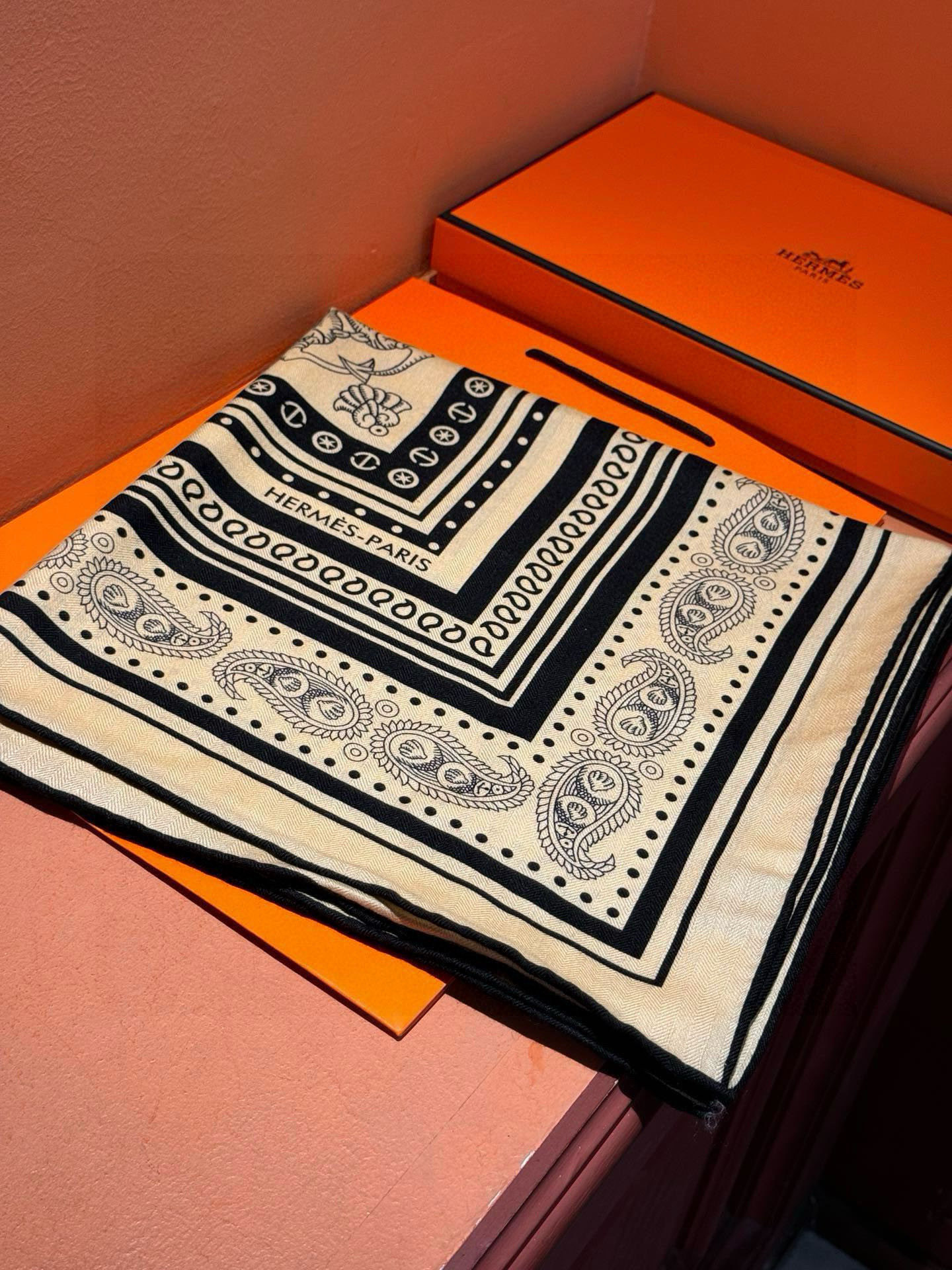 羊绒新款🆕👏👏买了都说好看‼️推荐💕爱马仕双面同色羊绒方巾【水手纹身双面同色140】，顶级工艺超值‼️爱