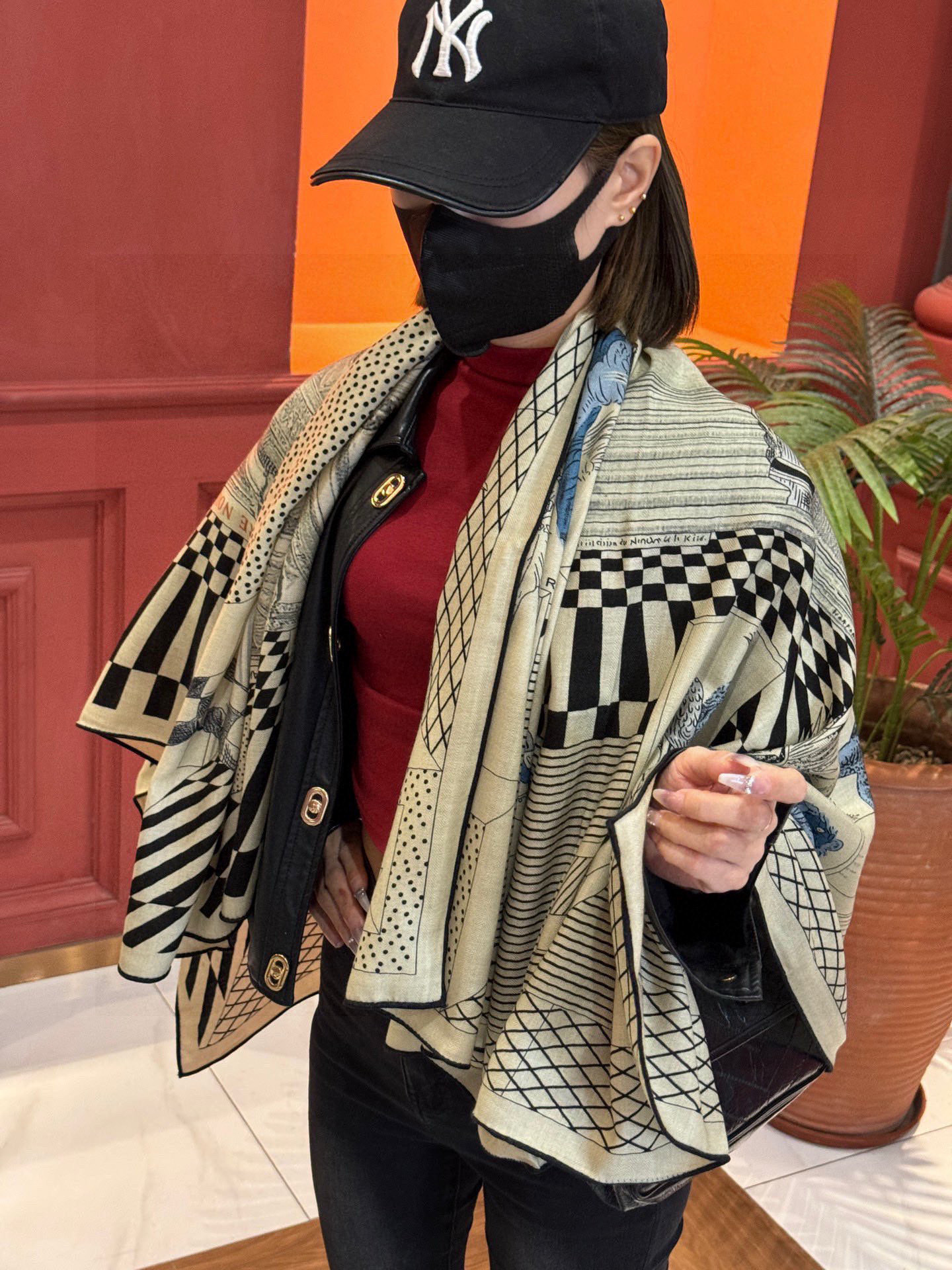 爱马仕新款双面同色 品名: 新型大剧院面料：丝绒尺寸：140*140 这款爱马仕点睛配饰可以多种方式佩戴