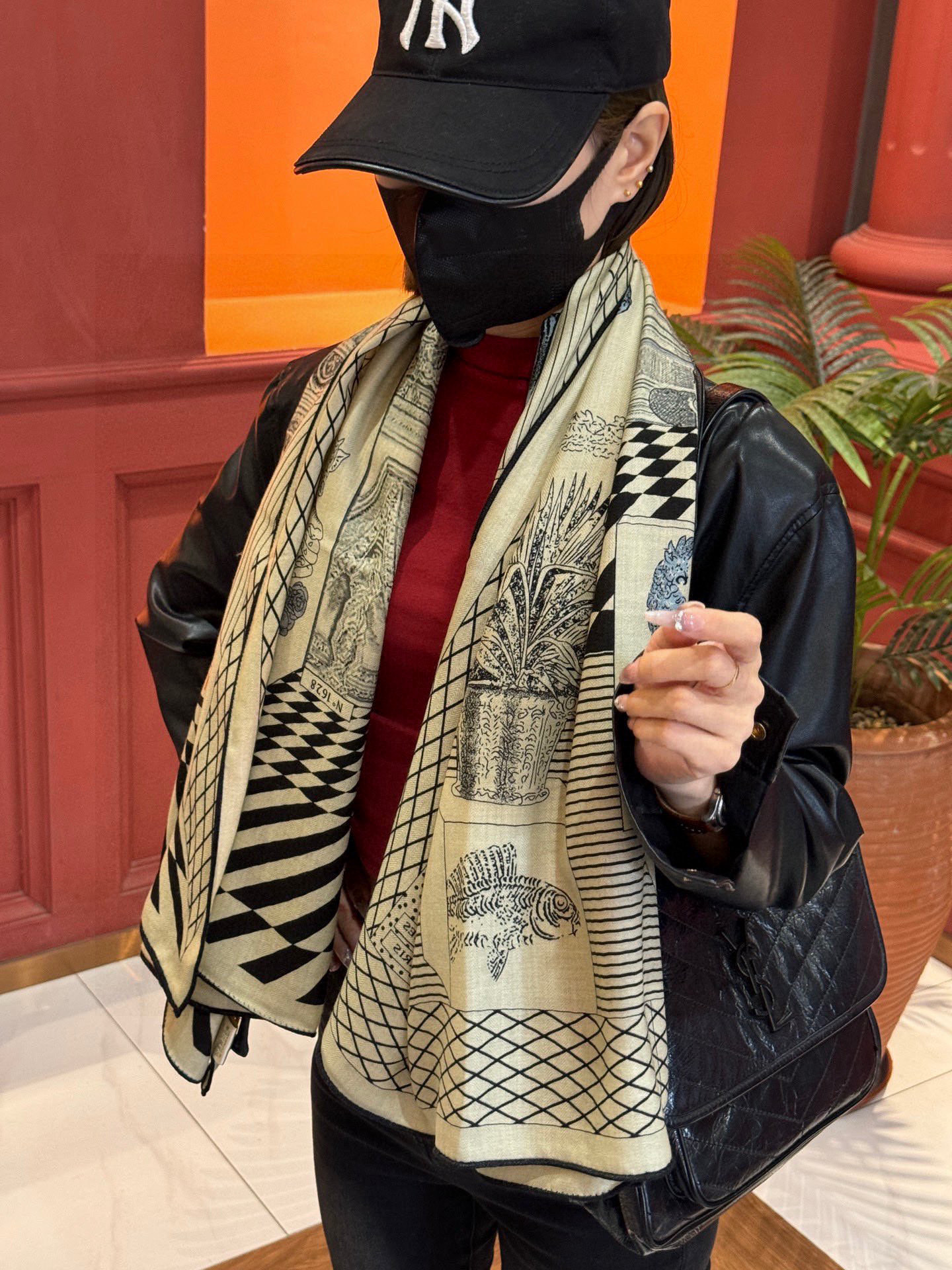 爱马仕新款双面同色 品名: 新型大剧院面料：丝绒尺寸：140*140 这款爱马仕点睛配饰可以多种方式佩戴