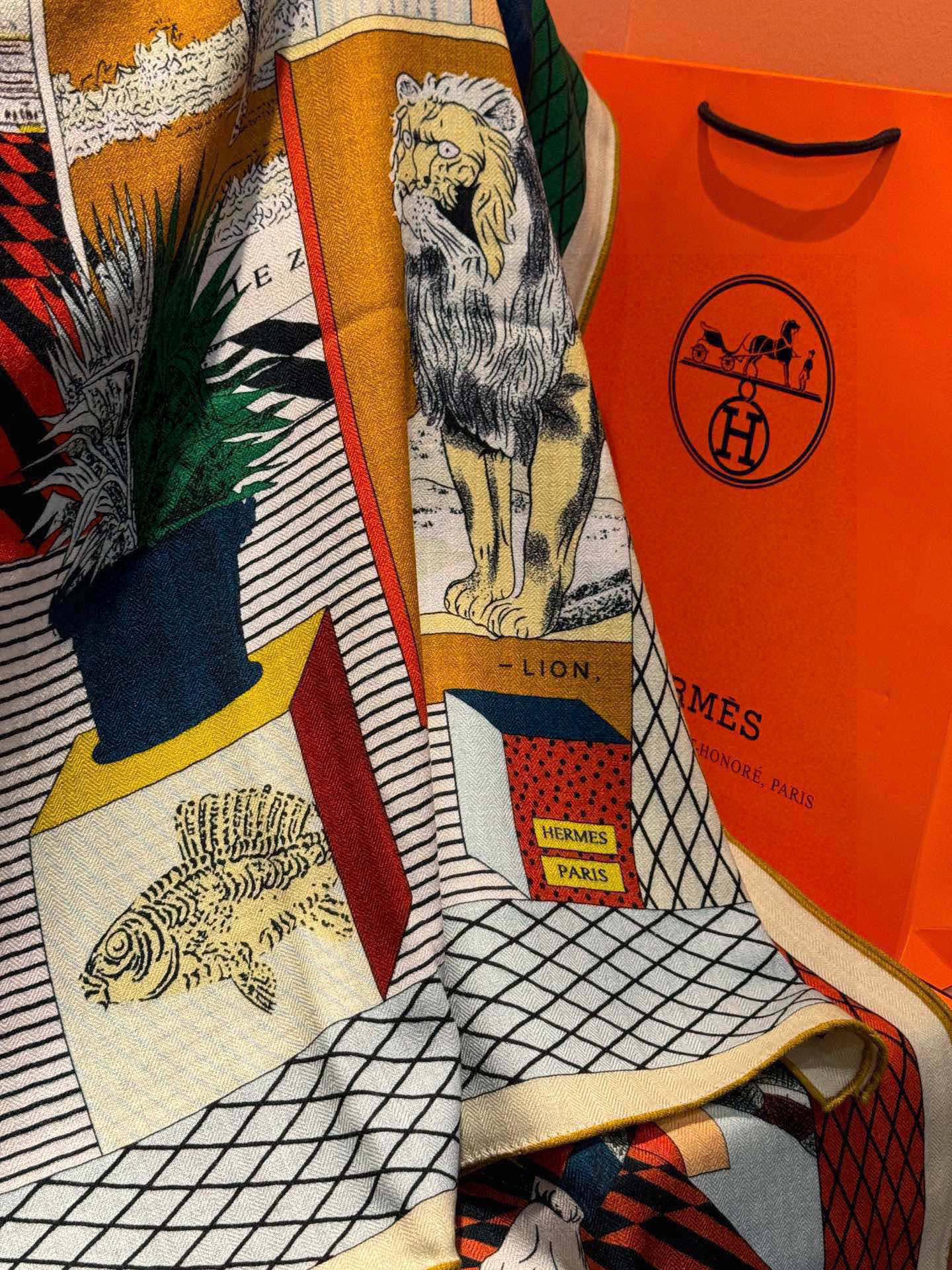 爱马仕新款双面同色 品名: 新型大剧院面料：丝绒尺寸：140*140 这款爱马仕点睛配饰可以多种方式佩戴