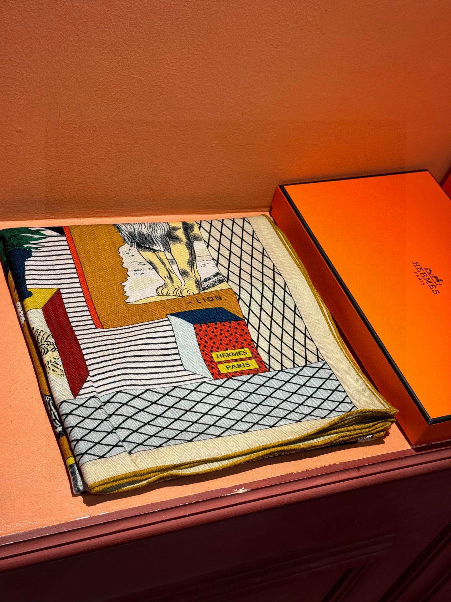 爱马仕新款双面同色 品名: 新型大剧院面料：丝绒尺寸：140*140 这款爱马仕点睛配饰可以多种方式佩戴