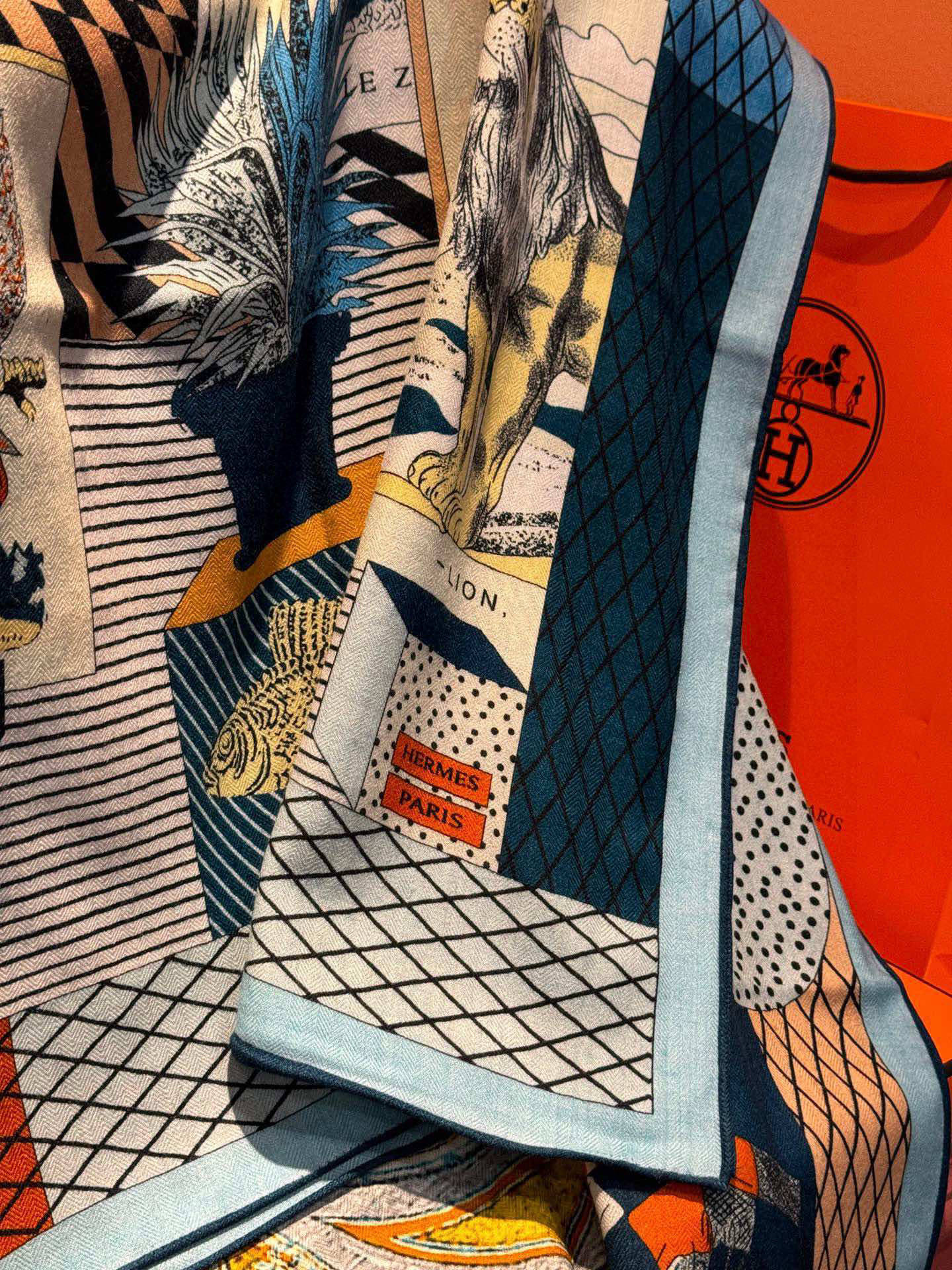 爱马仕新款双面同色 品名: 新型大剧院面料：丝绒尺寸：140*140 这款爱马仕点睛配饰可以多种方式佩戴