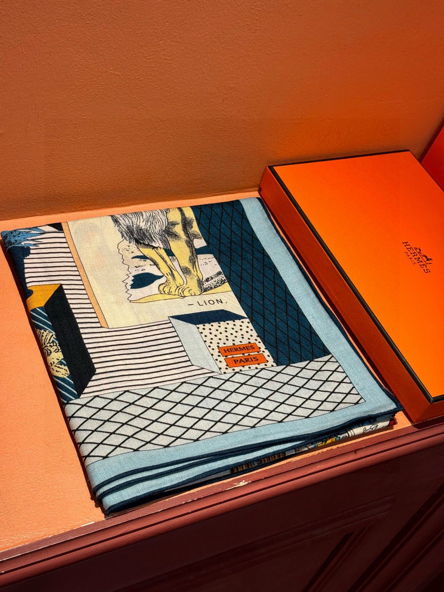 爱马仕新款双面同色 品名: 新型大剧院面料：丝绒尺寸：140*140 这款爱马仕点睛配饰可以多种方式佩戴