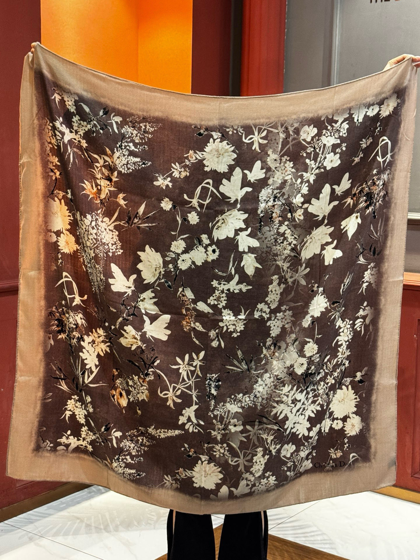 Dior 140丝绒双面同色印花披肩Millefiori 图案这款披肩饰以多色 Millefiori 图