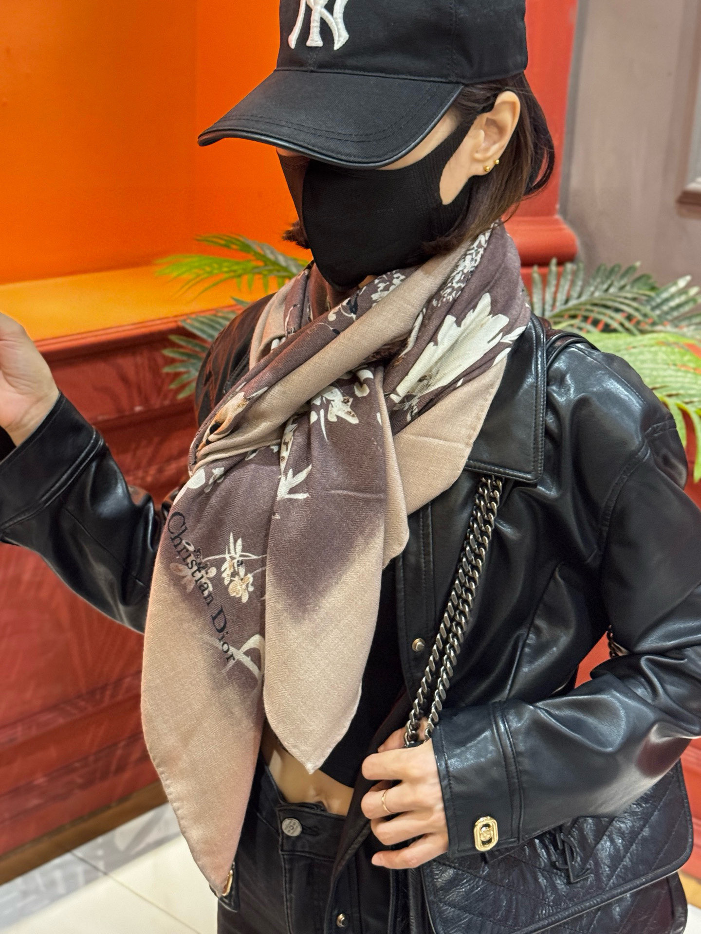 Dior 140丝绒双面同色印花披肩Millefiori 图案这款披肩饰以多色 Millefiori 图