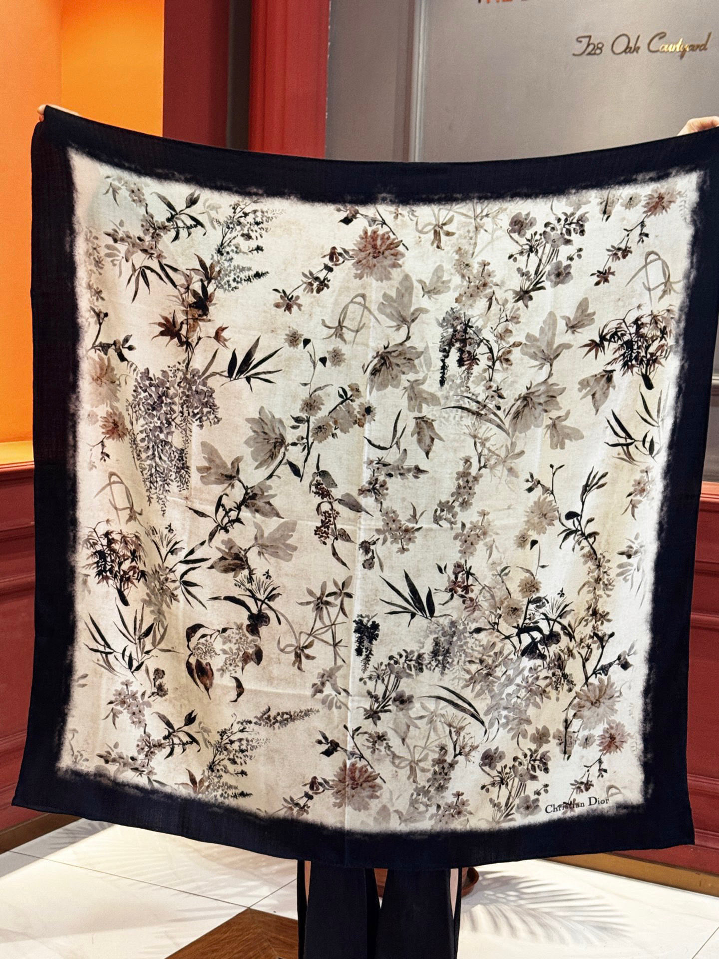 Dior 140丝绒双面同色印花披肩Millefiori 图案这款披肩饰以多色 Millefiori 图