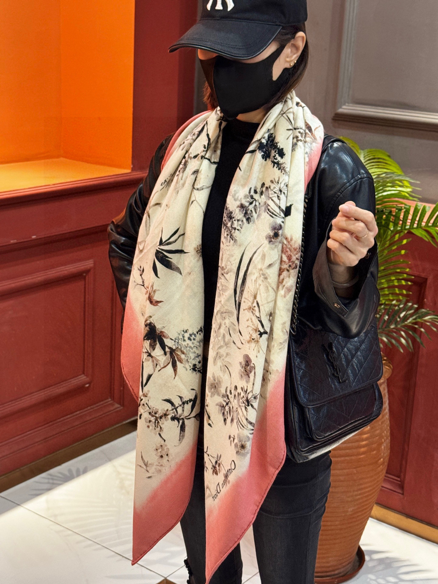 Dior 140丝绒双面同色印花披肩Millefiori 图案这款披肩饰以多色 Millefiori 图