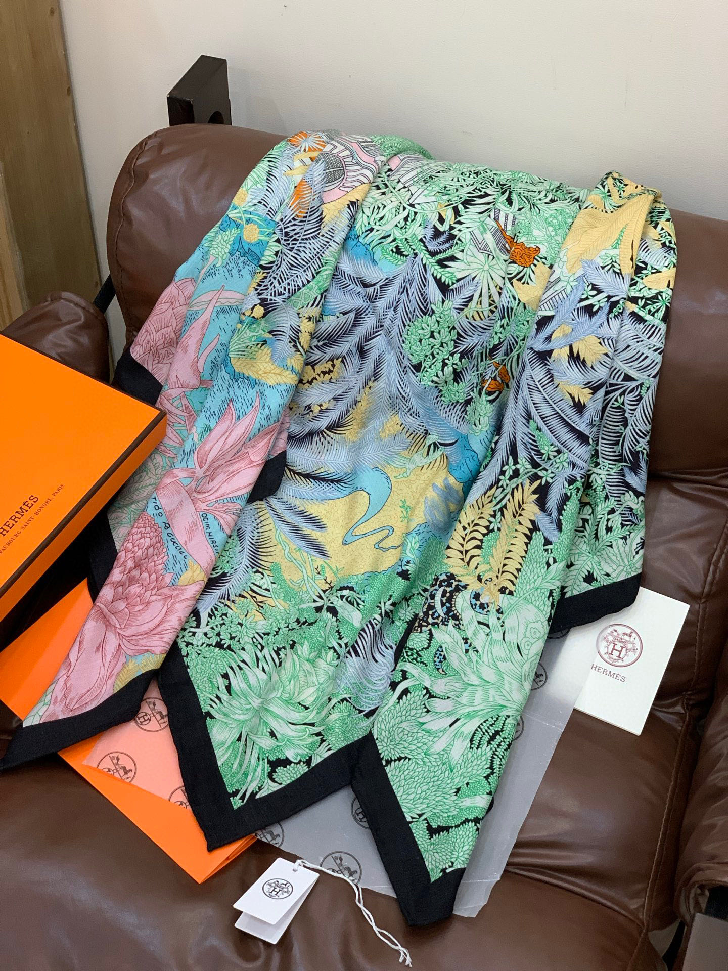 重磅推荐的140顶级丝绒双面异色披肩《回归自然》 披肩尺寸：140*140方巾 70%羊绒30%真丝这张