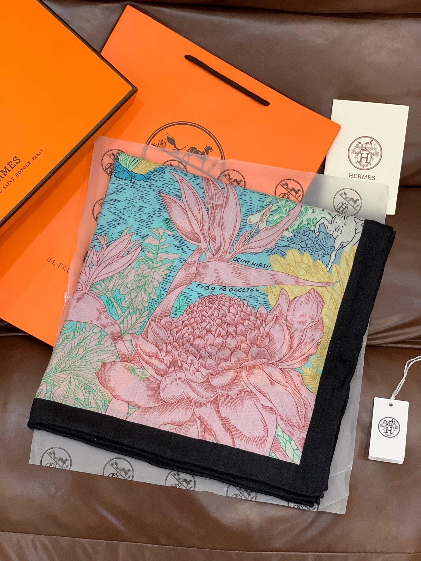 重磅推荐的140顶级丝绒双面异色披肩《回归自然》 披肩尺寸：140*140方巾 70%羊绒30%真丝这张