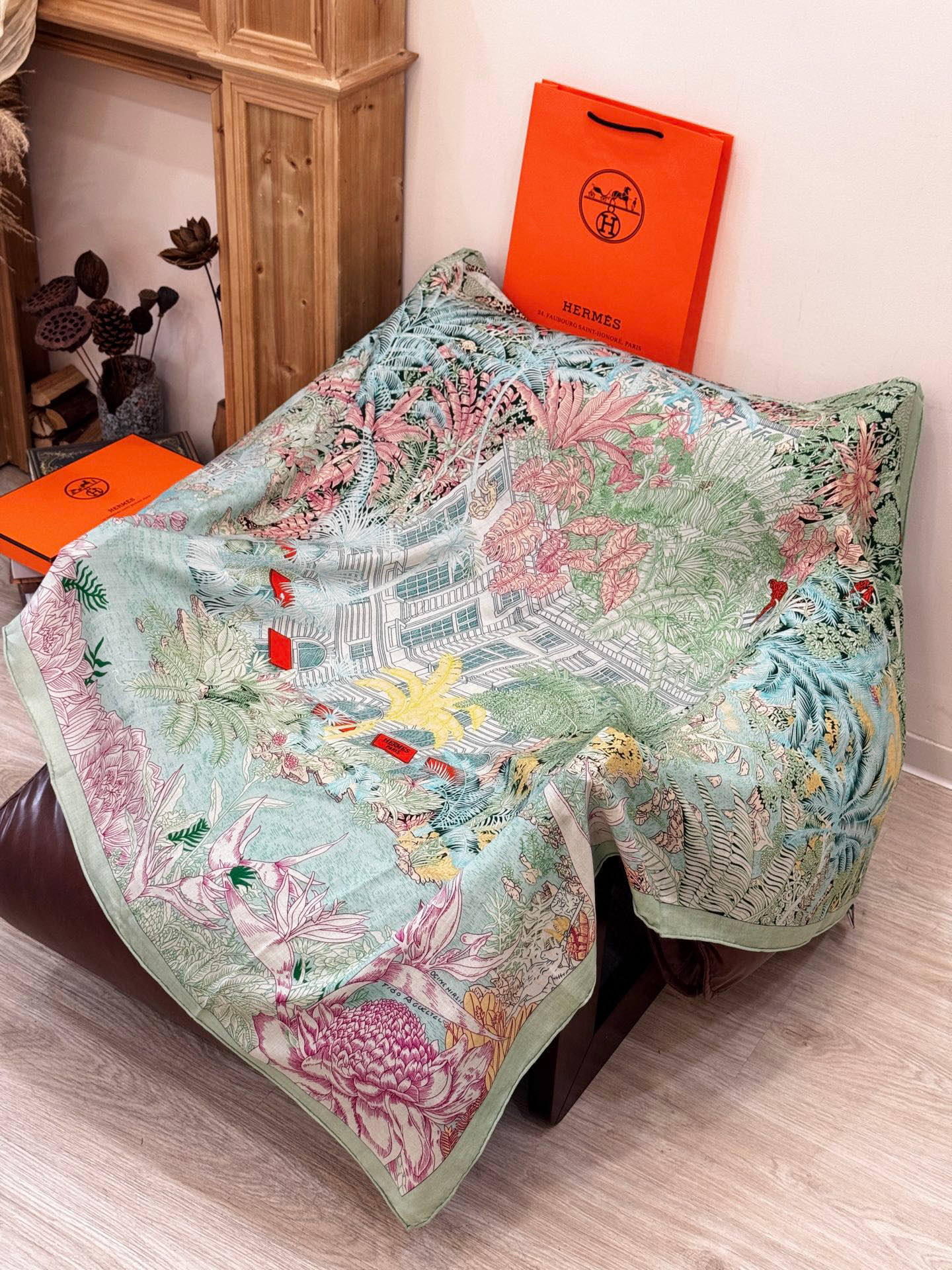 重磅推荐的140顶级丝绒双面异色披肩《回归自然》 披肩尺寸：140*140方巾 70%羊绒30%真丝这张