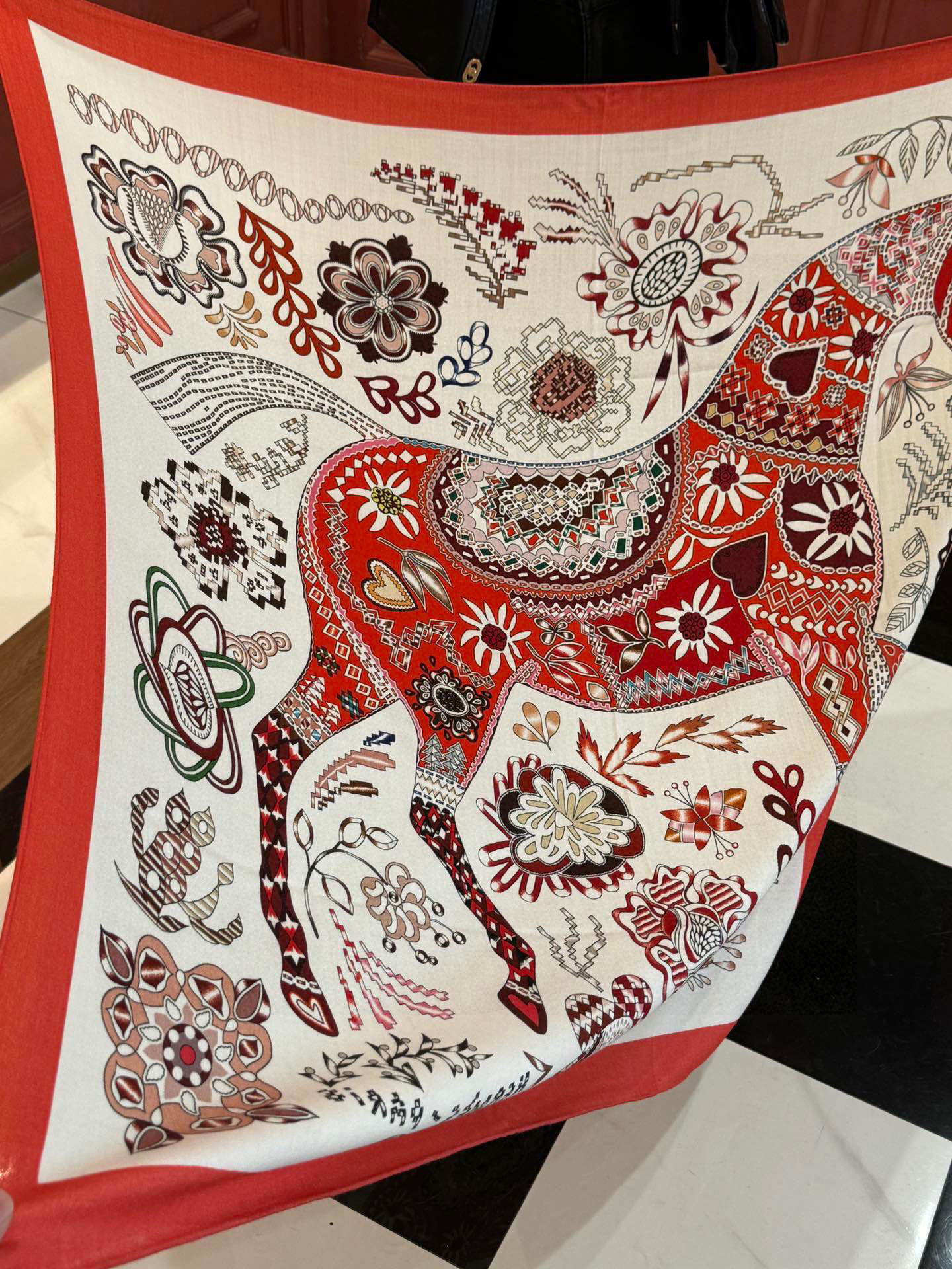 爱马仕～秋冬搭配利器❗️顶级双面同色 版真丝羊绒披肩！！1条等于2条】点睛精彩，图案和配色都超级喜欢，又