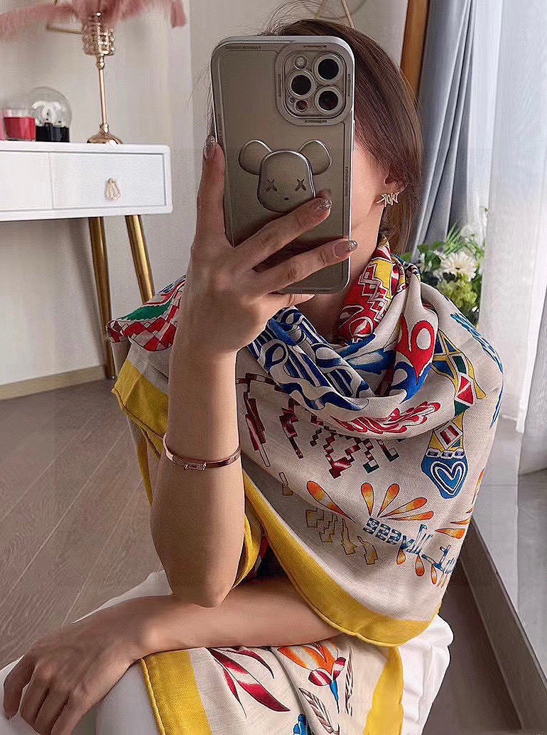 爱马仕～秋冬搭配利器❗️顶级双面同色 版真丝羊绒披肩！！1条等于2条】点睛精彩，图案和配色都超级喜欢，又