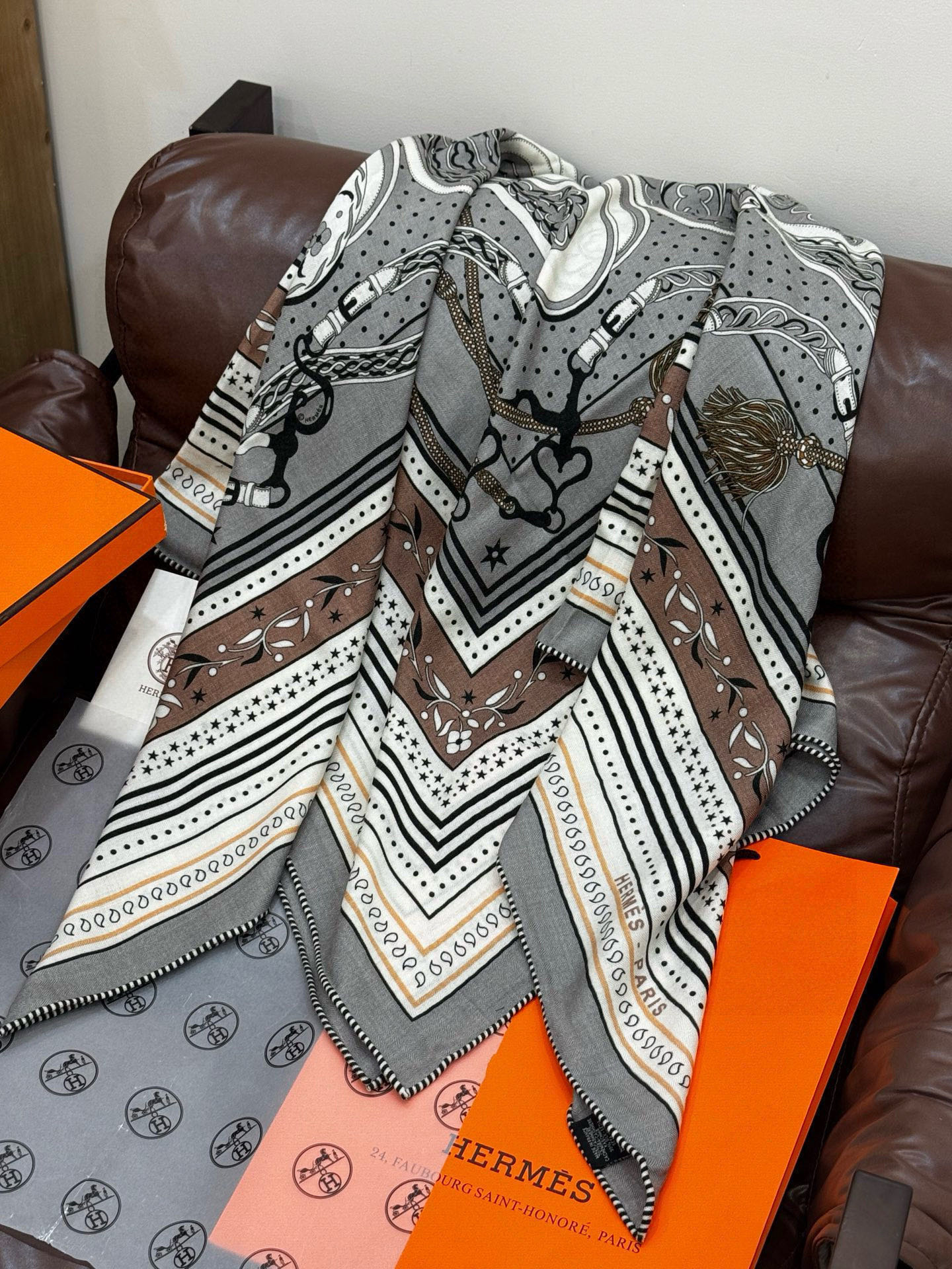 爱马仕～秋冬搭配利器❗️顶级双面同色 版真丝羊绒披肩！！1条等于2条】点睛精彩，图案和配色都超级喜欢，又