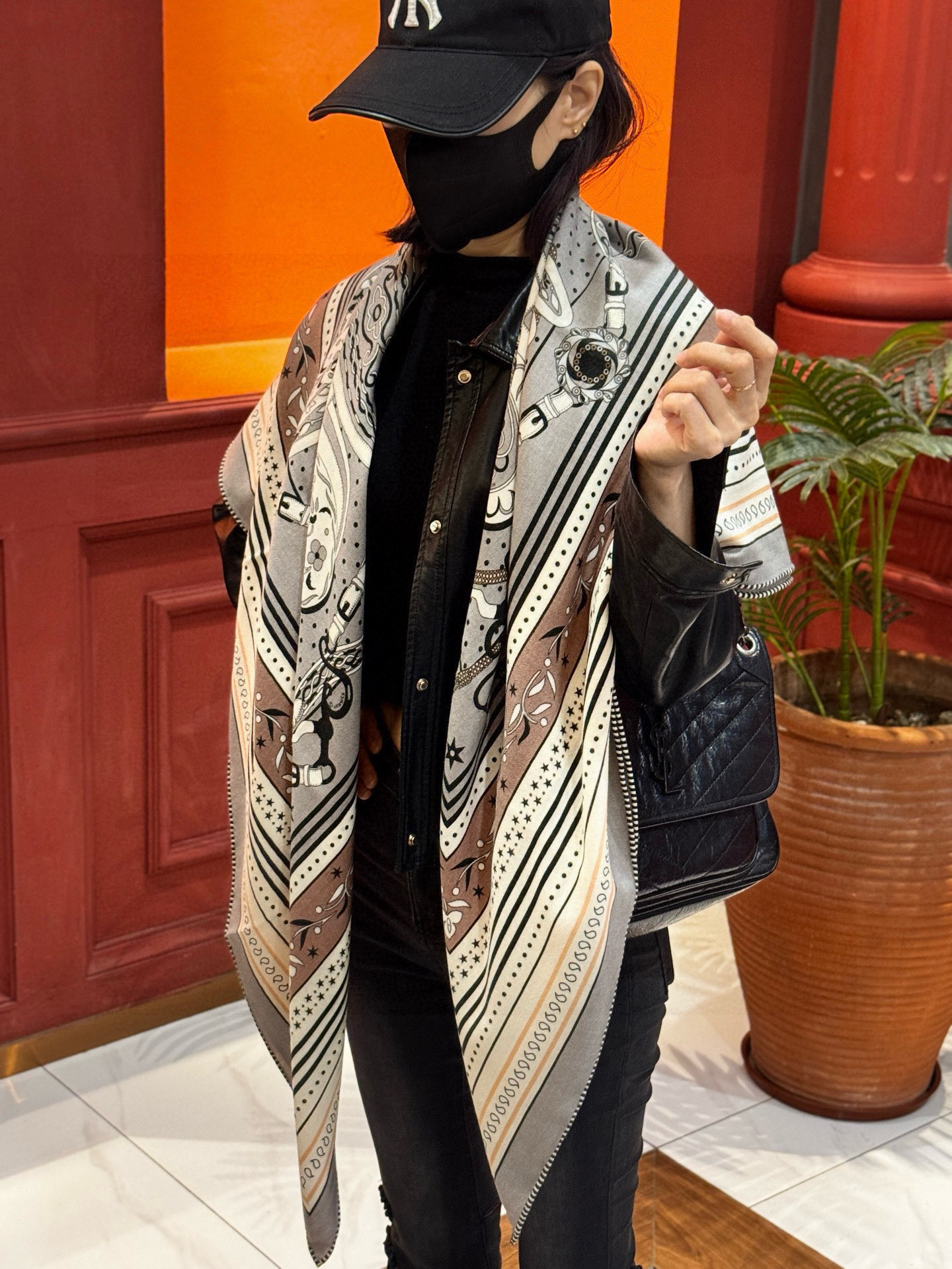 爱马仕～秋冬搭配利器❗️顶级双面同色 版真丝羊绒披肩！！1条等于2条】点睛精彩，图案和配色都超级喜欢，又