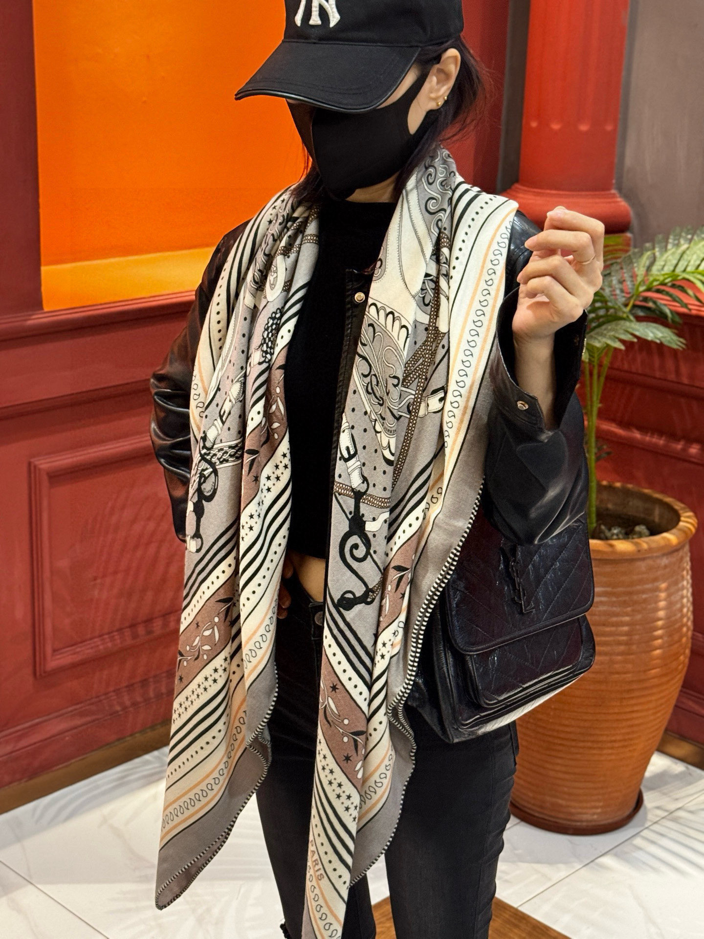 爱马仕～秋冬搭配利器❗️顶级双面同色 版真丝羊绒披肩！！1条等于2条】点睛精彩，图案和配色都超级喜欢，又