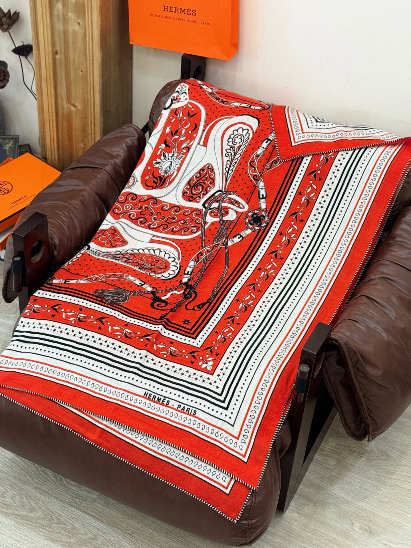 爱马仕～秋冬搭配利器❗️顶级双面同色 版真丝羊绒披肩！！1条等于2条】点睛精彩，图案和配色都超级喜欢，又