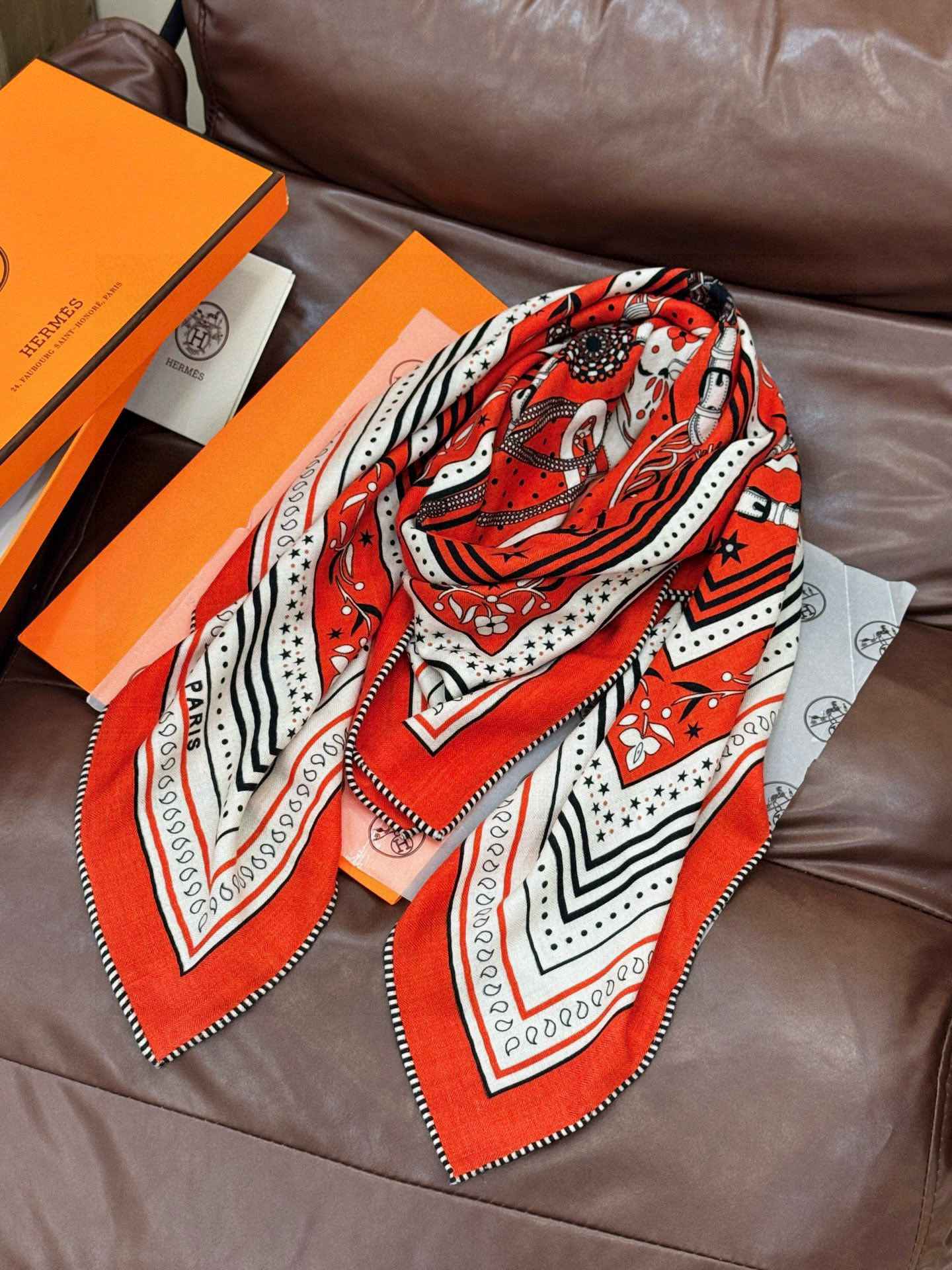 爱马仕～秋冬搭配利器❗️顶级双面同色 版真丝羊绒披肩！！1条等于2条】点睛精彩，图案和配色都超级喜欢，又