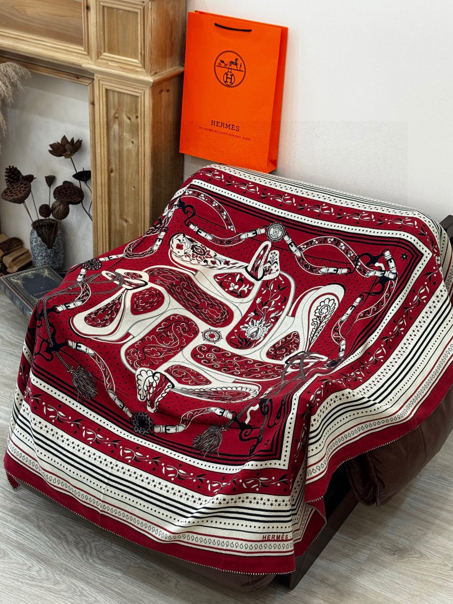 爱马仕～秋冬搭配利器❗️顶级双面同色 版真丝羊绒披肩！！1条等于2条】点睛精彩，图案和配色都超级喜欢，又