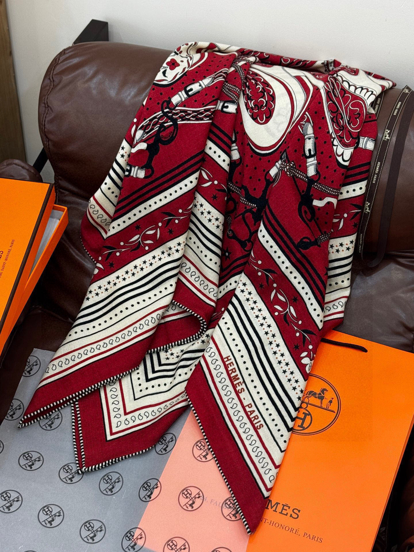 爱马仕～秋冬搭配利器❗️顶级双面同色 版真丝羊绒披肩！！1条等于2条】点睛精彩，图案和配色都超级喜欢，又