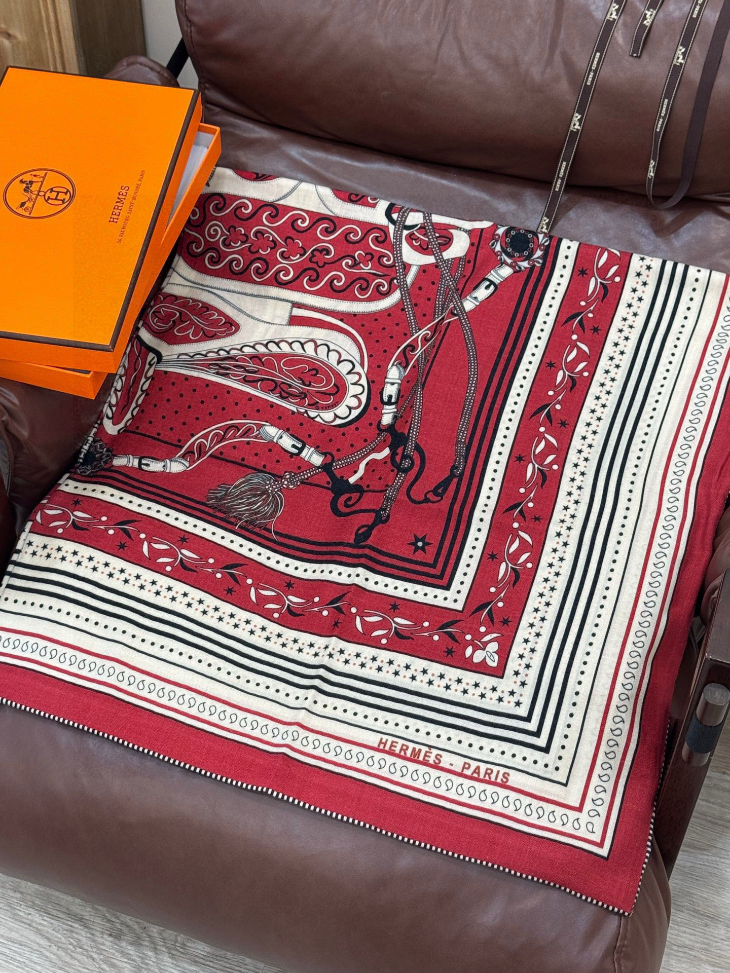 爱马仕～秋冬搭配利器❗️顶级双面同色 版真丝羊绒披肩！！1条等于2条】点睛精彩，图案和配色都超级喜欢，又