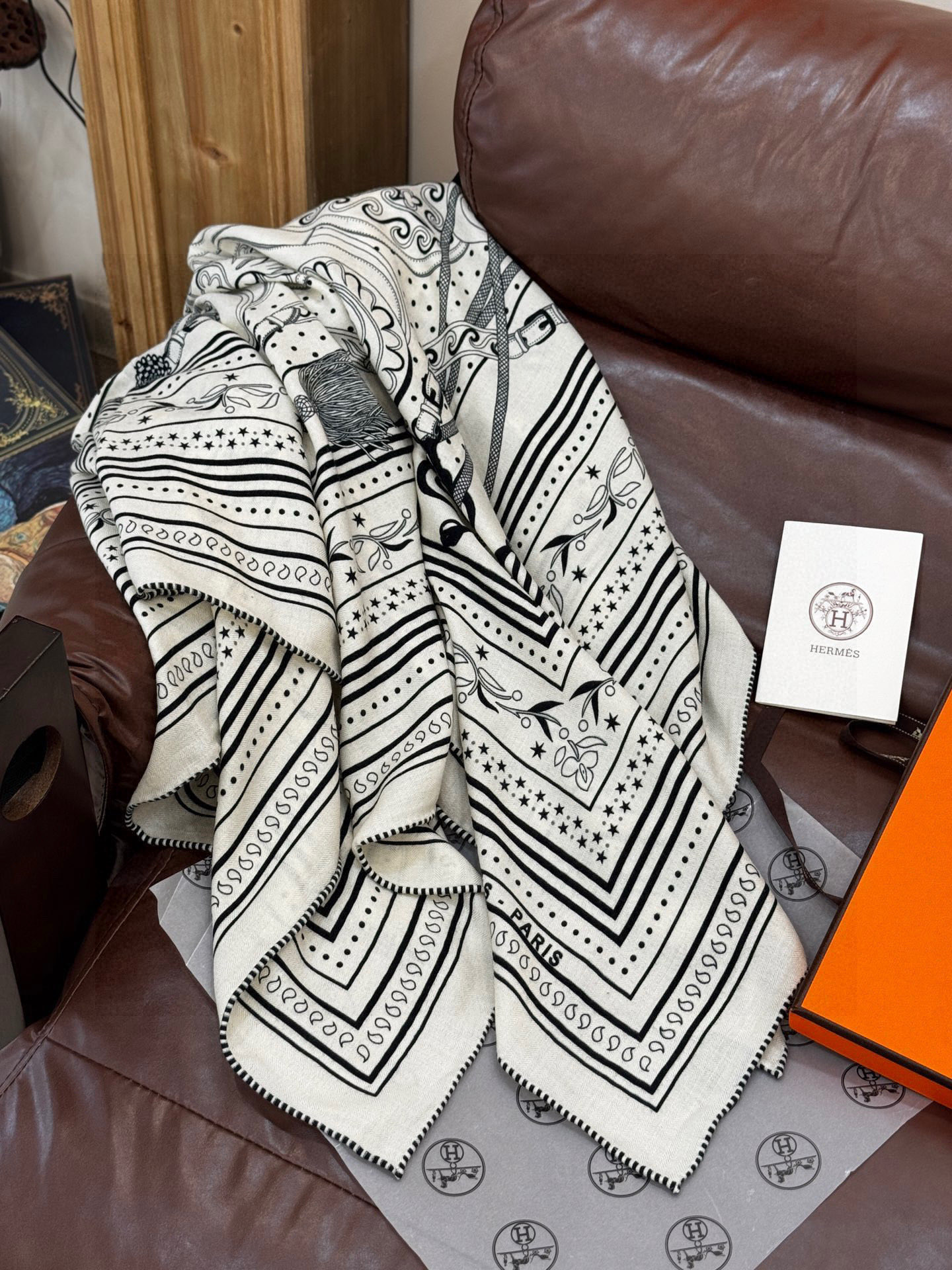 爱马仕～秋冬搭配利器❗️顶级双面同色 版真丝羊绒披肩！！1条等于2条】点睛精彩，图案和配色都超级喜欢，又