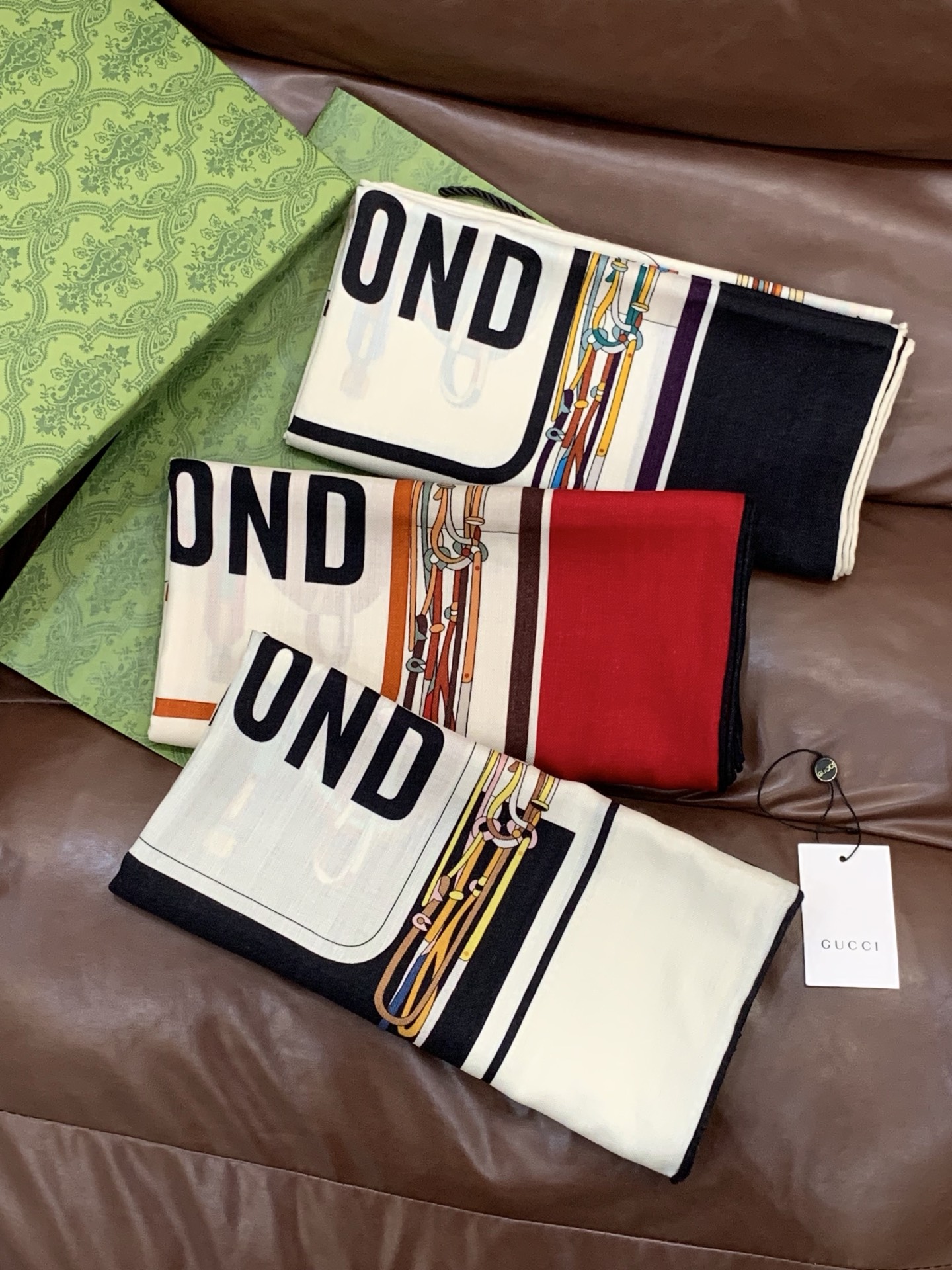 💟Gucci~140双面丝毛披肩马鞍细节和骑马图案以精致色调匠心呈献，意在向品牌与马术世界的深厚渊源致敬