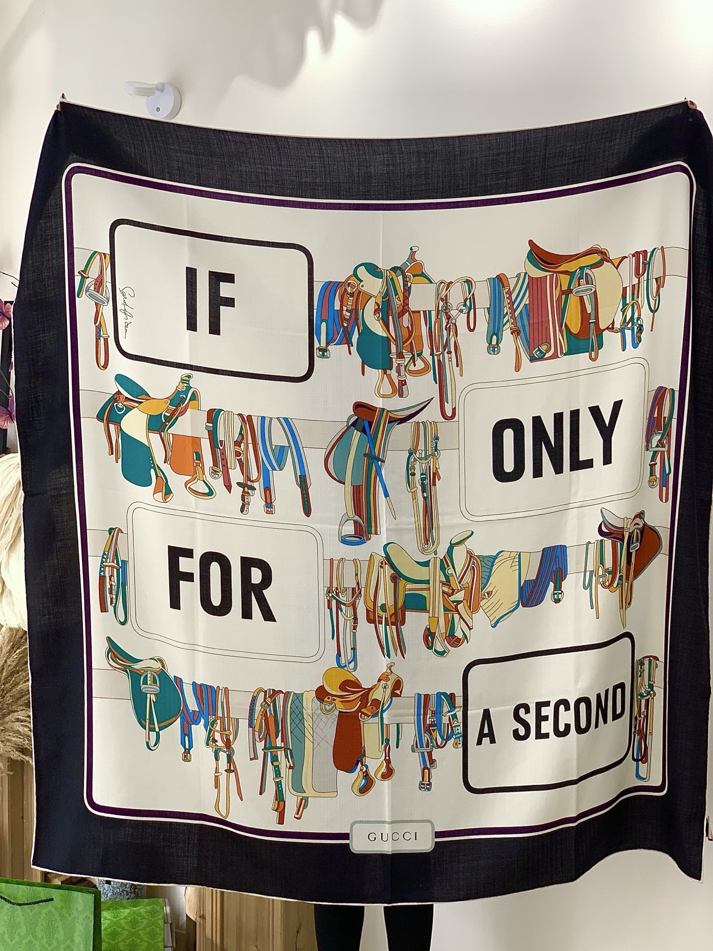 💟Gucci~140双面丝毛披肩马鞍细节和骑马图案以精致色调匠心呈献，意在向品牌与马术世界的深厚渊源致敬