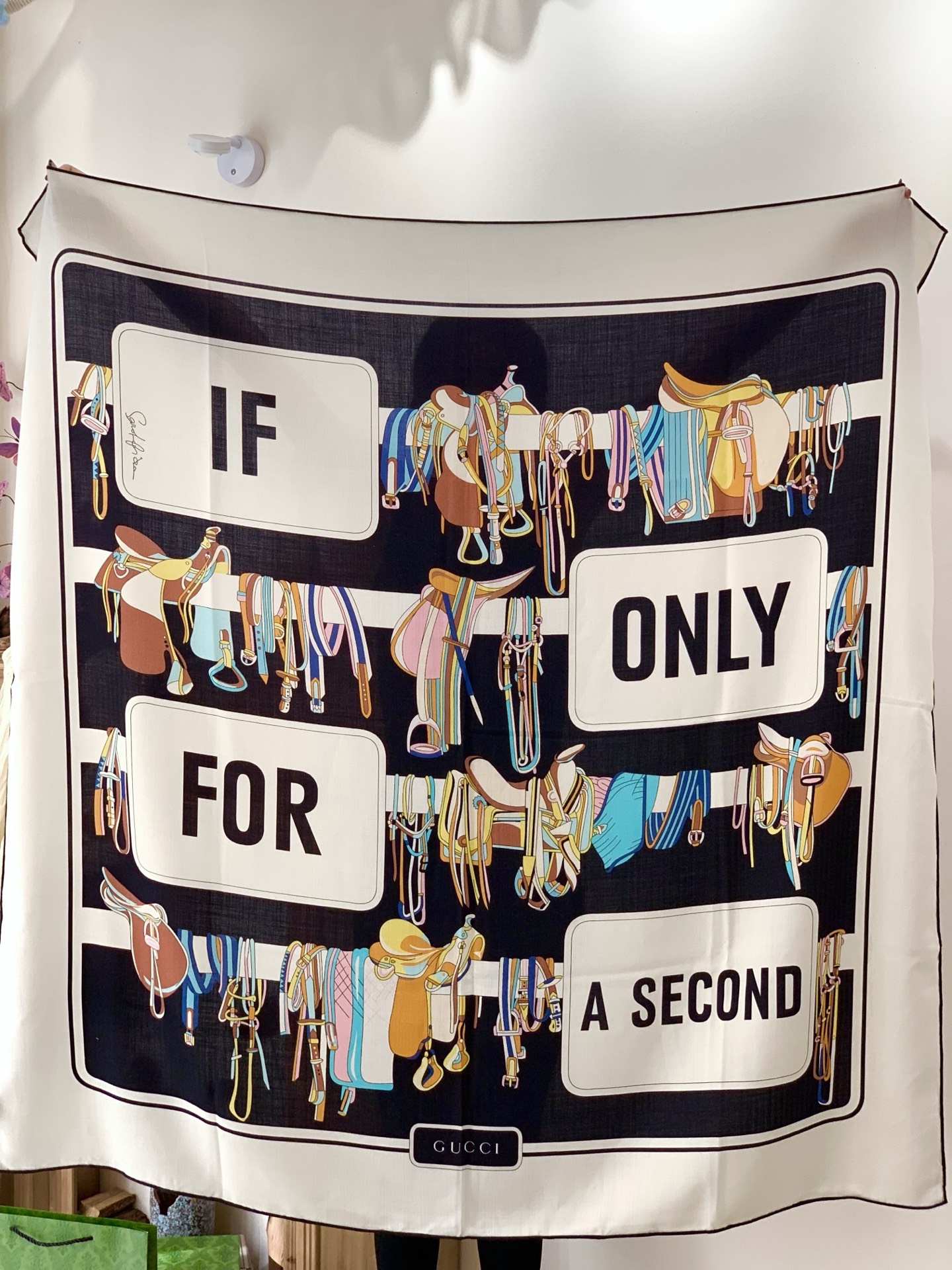 💟Gucci~140双面丝毛披肩马鞍细节和骑马图案以精致色调匠心呈献，意在向品牌与马术世界的深厚渊源致敬