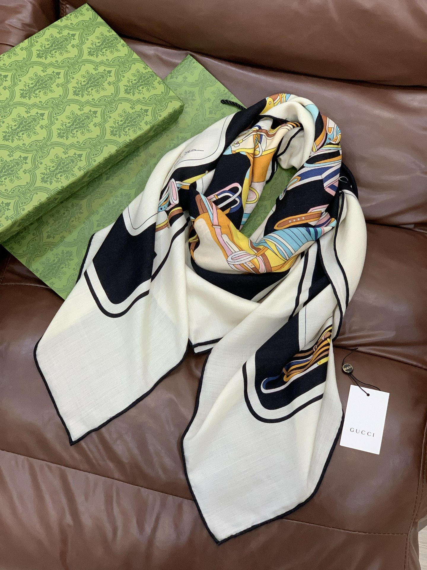 💟Gucci~140双面丝毛披肩马鞍细节和骑马图案以精致色调匠心呈献，意在向品牌与马术世界的深厚渊源致敬