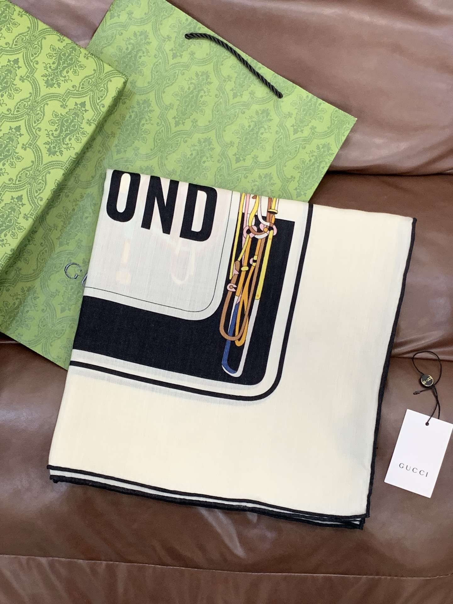 💟Gucci~140双面丝毛披肩马鞍细节和骑马图案以精致色调匠心呈献，意在向品牌与马术世界的深厚渊源致敬