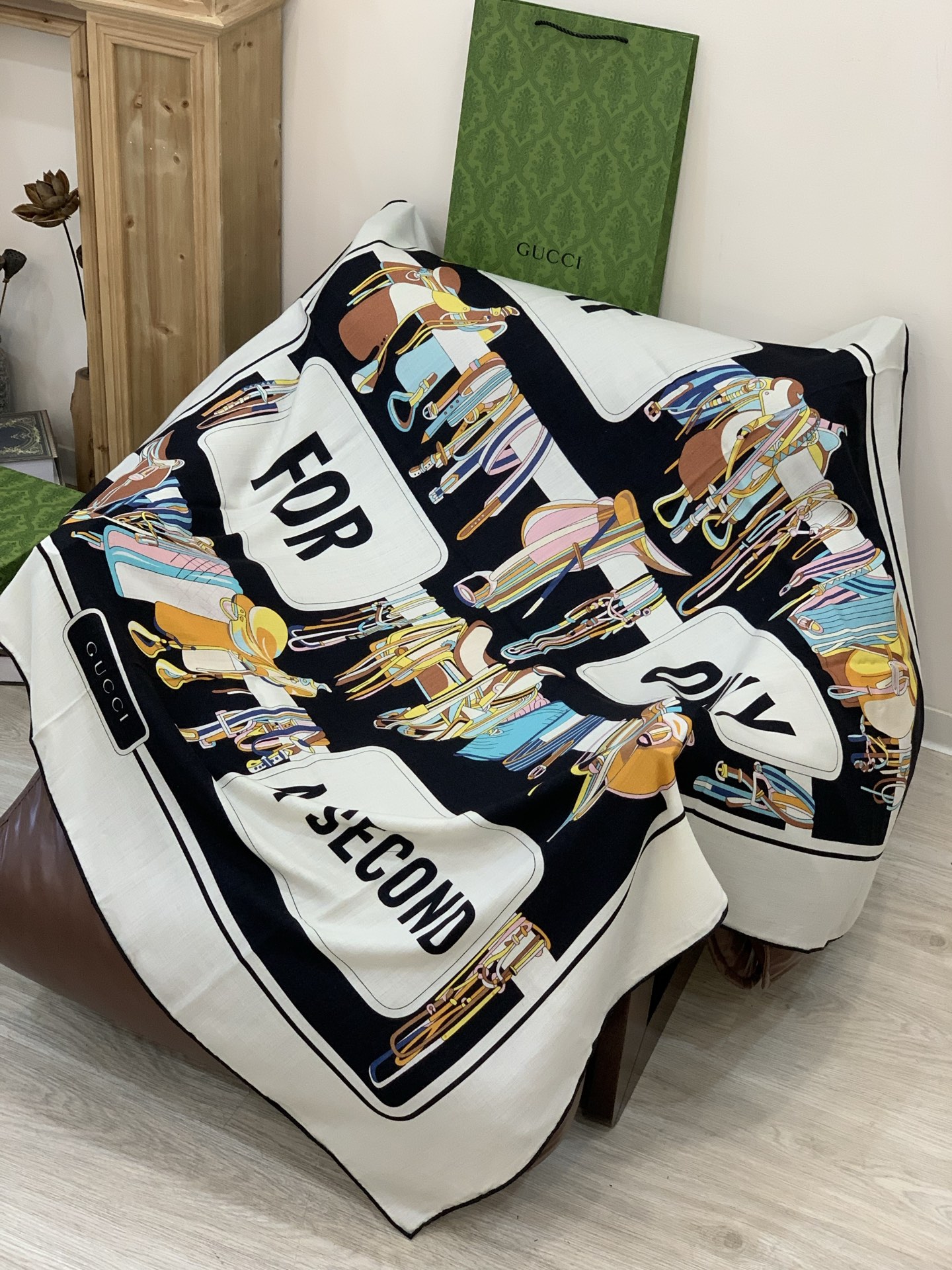 💟Gucci~140双面丝毛披肩马鞍细节和骑马图案以精致色调匠心呈献，意在向品牌与马术世界的深厚渊源致敬